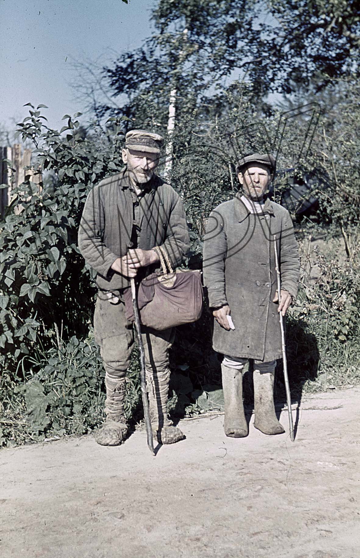 Fotografie: Zwei ältere Männer bei Prudki, September 1941 (Museum Berlin-Karlshorst RR-P)