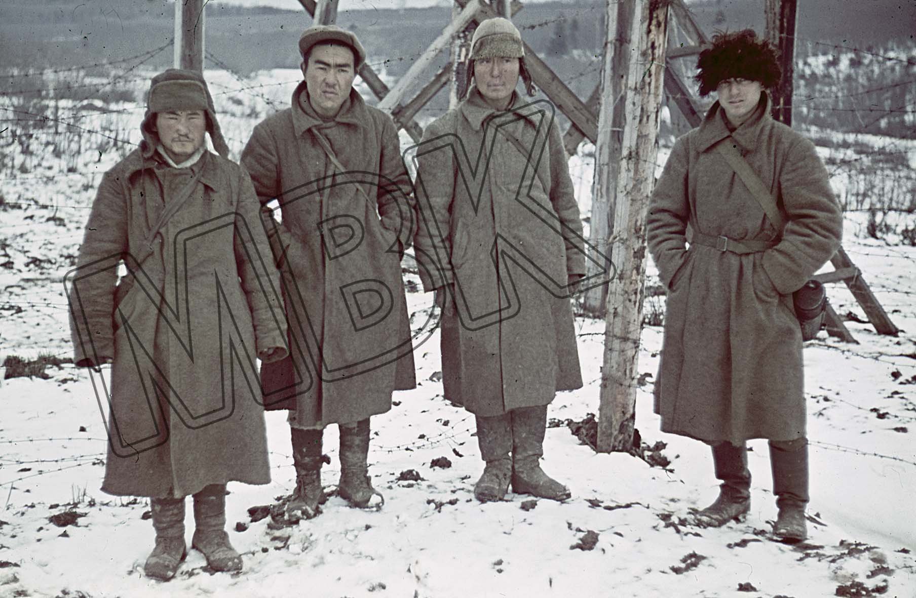 Fotografie: Sowjetische Kriegsgefangene in einem Gefangenenlager bei Gžatsk , Dezember 1941 (Museum Berlin-Karlshorst RR-P)