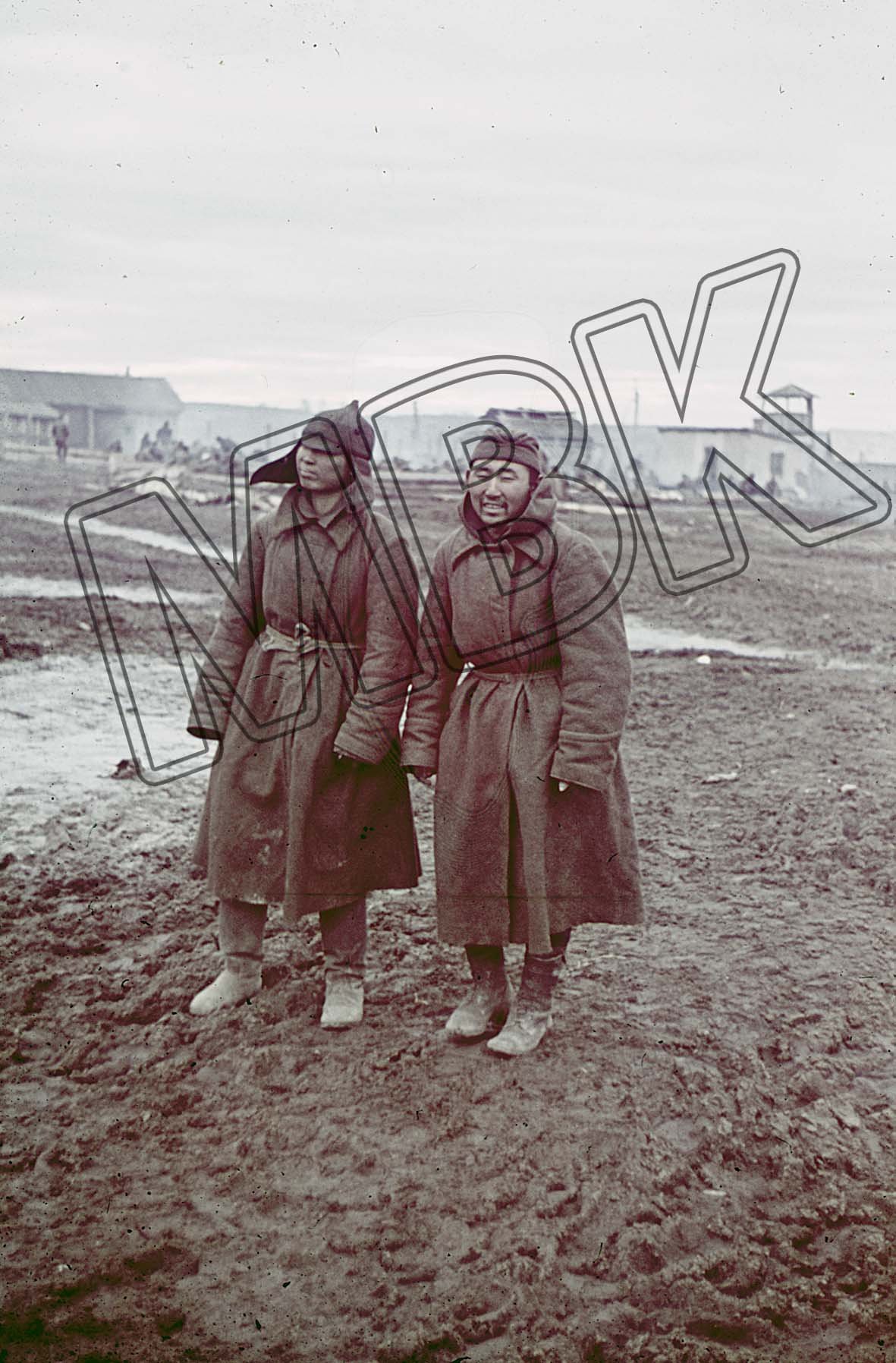 Fotografie: Zwei sowjetische Kriegsgefangene bei Gžatsk , November 1941 (Museum Berlin-Karlshorst RR-P)