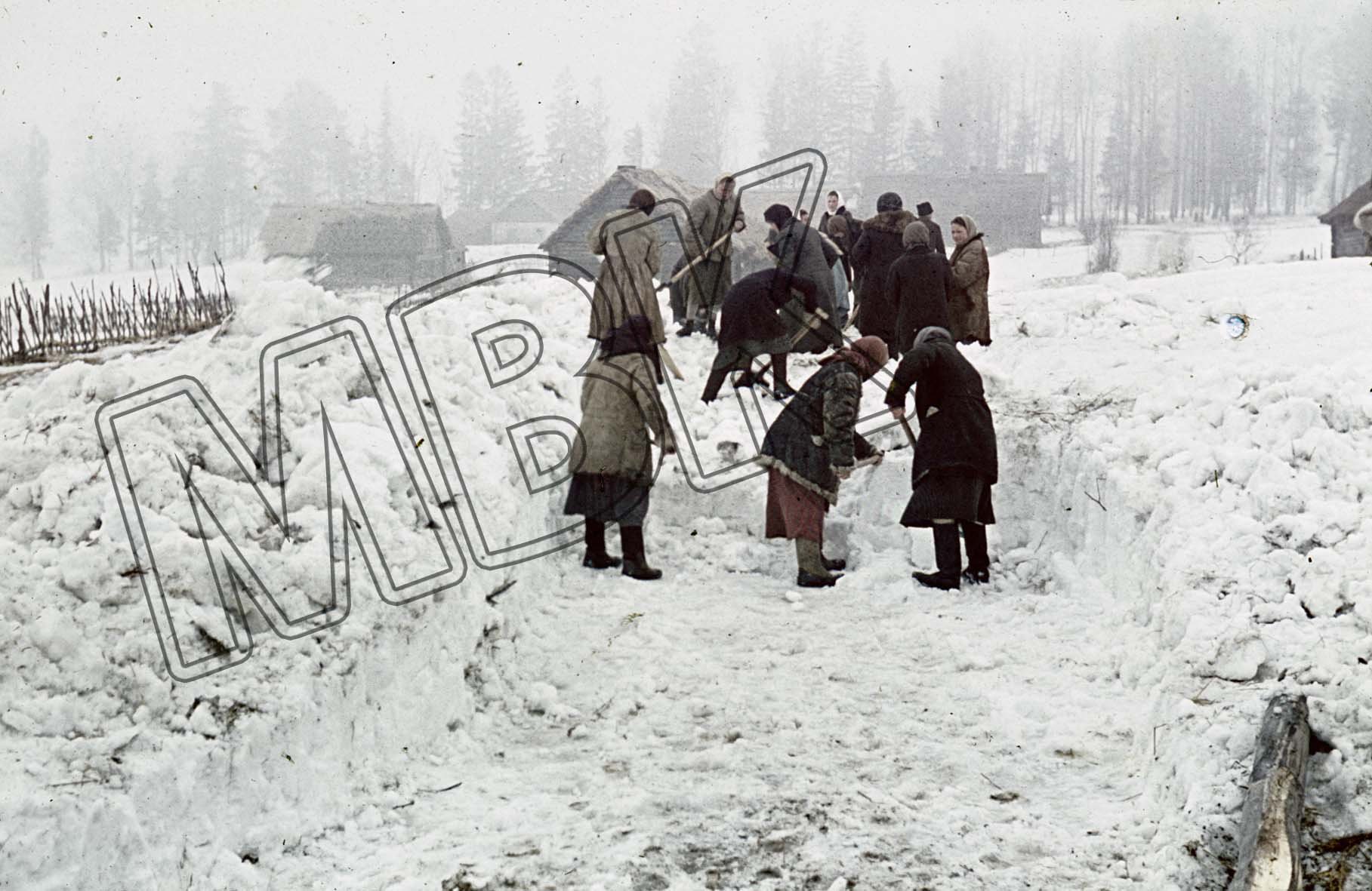 Fotografie: Arbeitseinsatz sowjetischer Frauen bei der Schneeräumung, Terenteevo, März 1942 (Museum Berlin-Karlshorst RR-P)