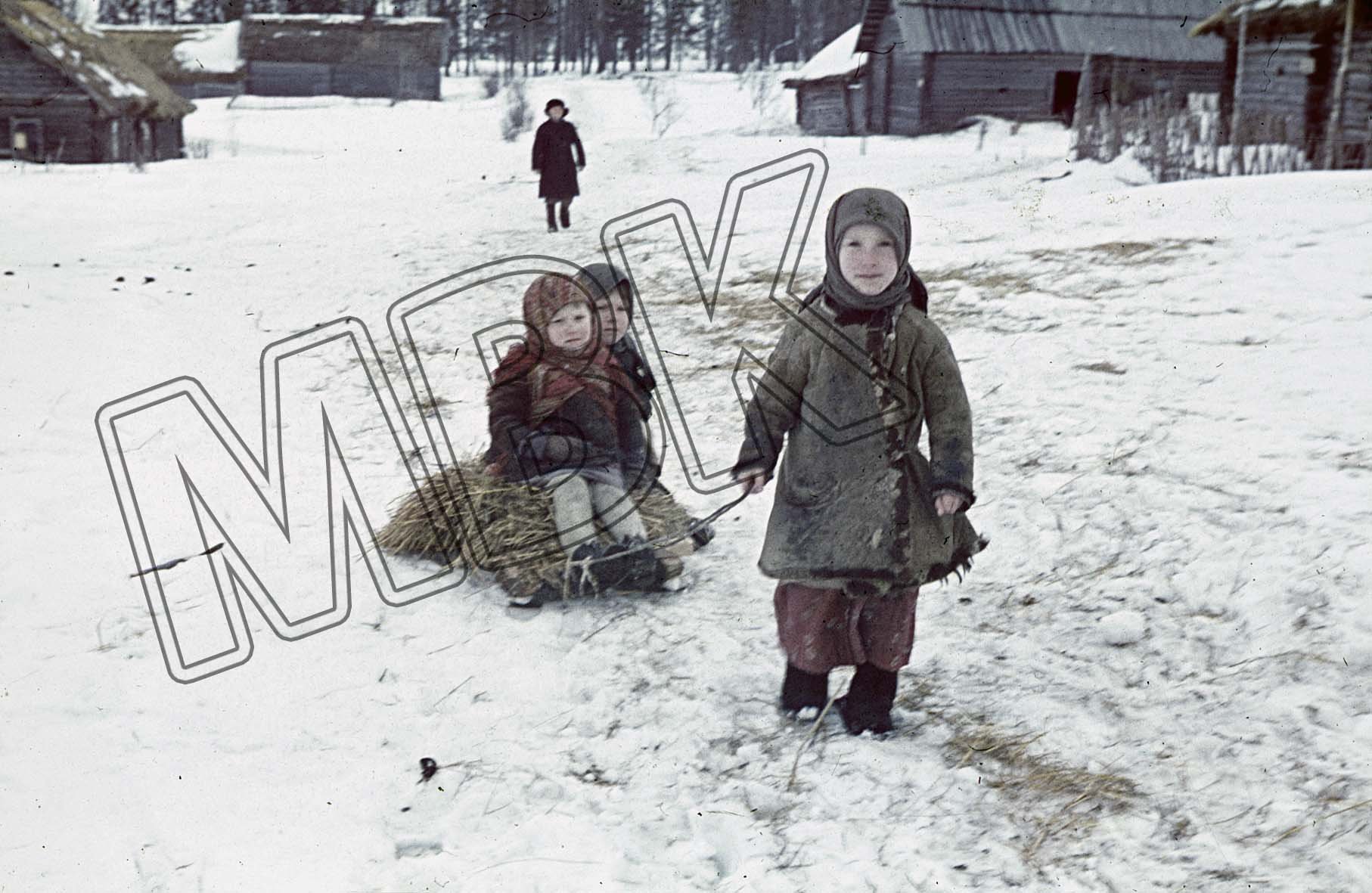 Fotografie: Sowjetische Kinder mit einem Schlitten, Terenteevo, März 1942 (Museum Berlin-Karlshorst RR-P)