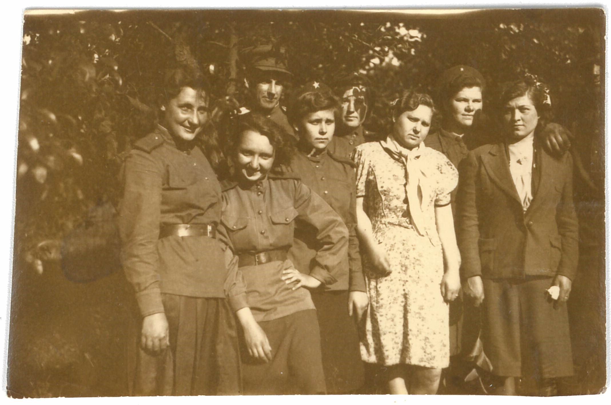 Gruppenfoto der sowjetischen Jugend, vermutlich 1945 (Museum Berlin-Karlshorst CC BY-NC-SA)