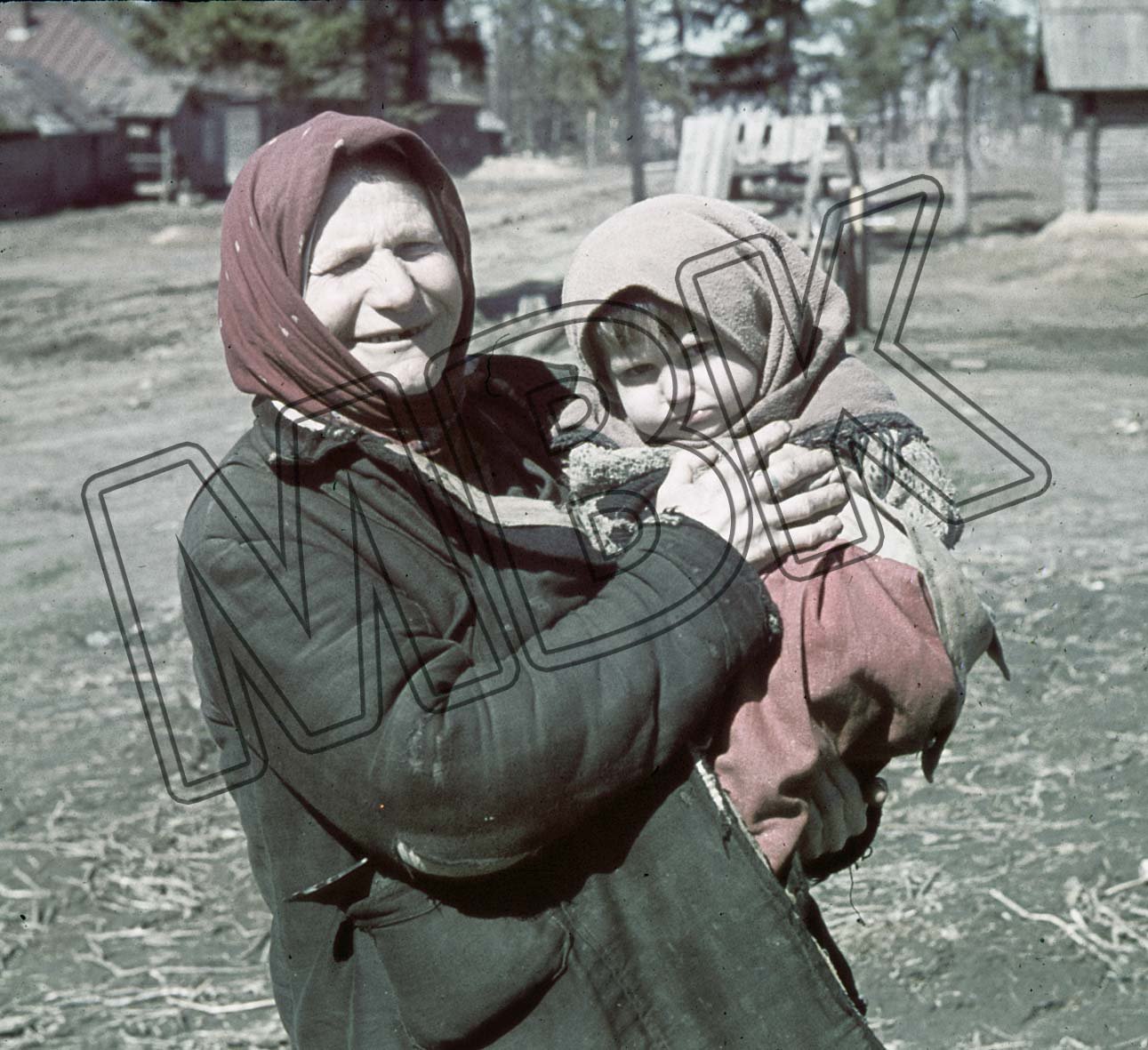 Alte Frau mit einem kleinen Mädchen auf dem Arm, bei Jarzewo, April 1942 (Museum Berlin-Karlshorst RR-P)
