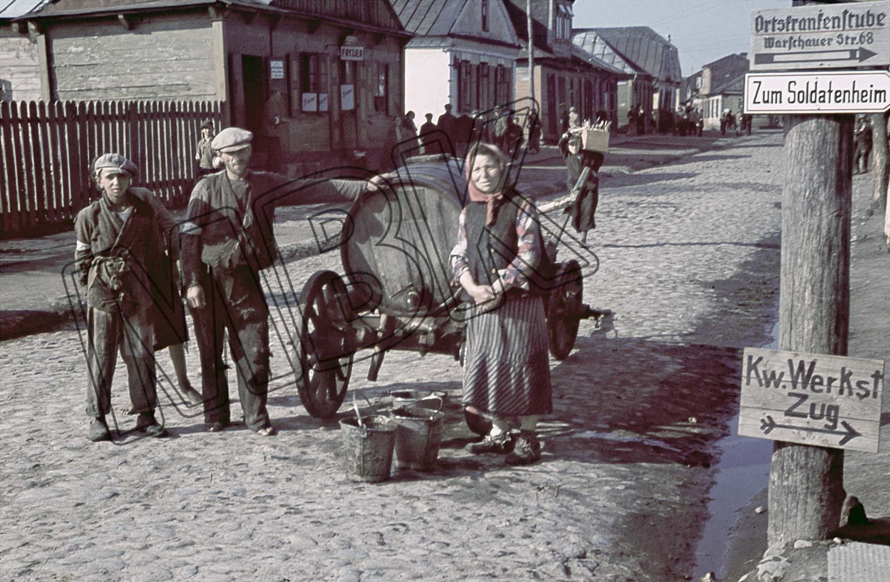 Einwohner von Miedzyrzec nach der Einnahme durch die Wehrmacht, 30. Juni 1942 (Museum Berlin-Karlshorst RR-P)