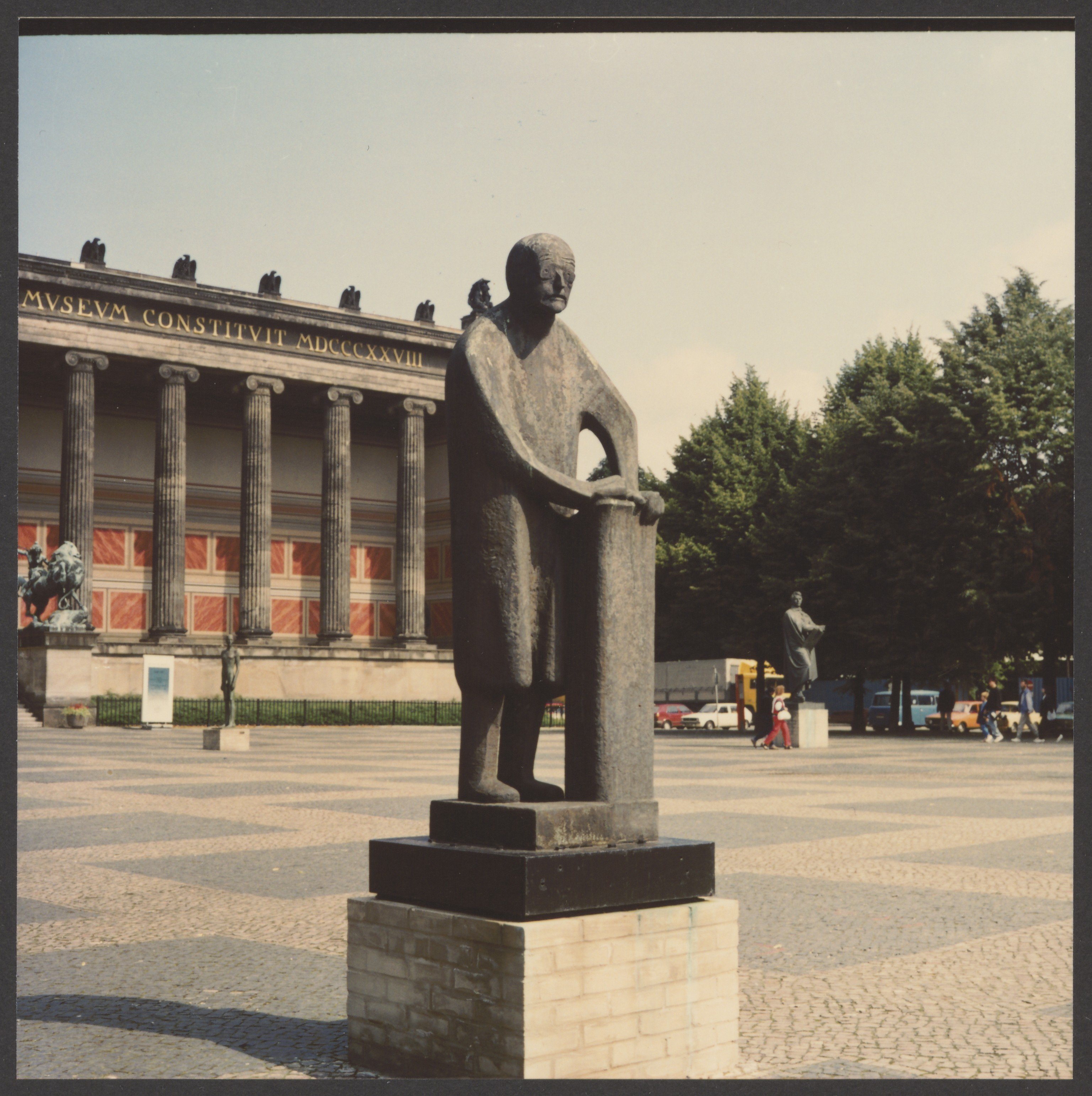 Max Planck-Denkmal von Bernhard Heiliger im Lustgarten vor dem Alten Museum anläßlich der 750-Jahr-Feier Berlins 1987 (Bernhard-Heiliger-Stiftung CC BY-NC)