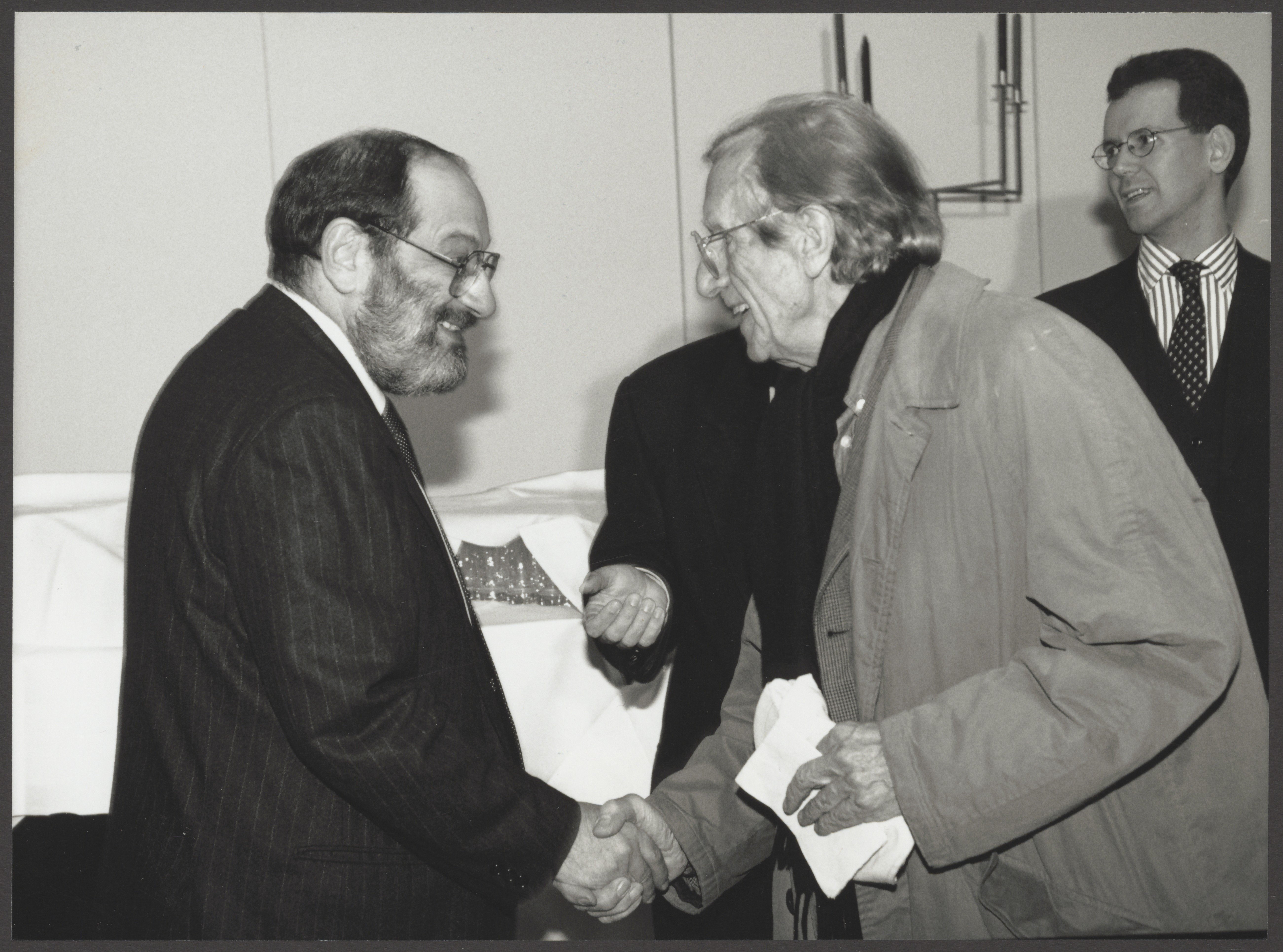 Bernhard Heiliger begrüßt Umberto Eco (Bernhard-Heiliger-Stiftung CC BY-NC)