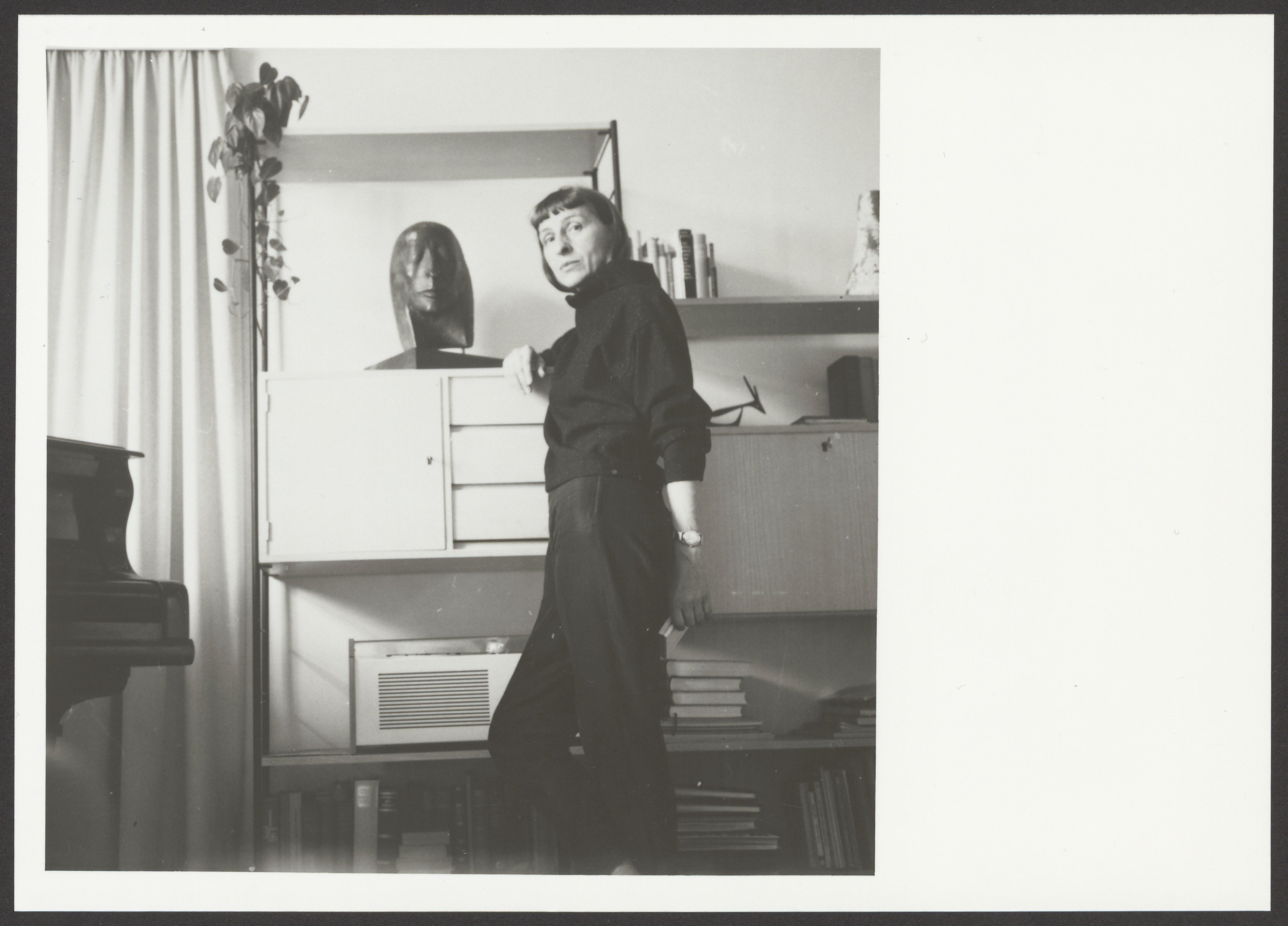 Die Tänzerin Dore Hoyer neben dem Kopfporträt ihrer selbst von Bernhard Heiliger stehend (Bernhard-Heiliger-Stiftung CC BY-NC)