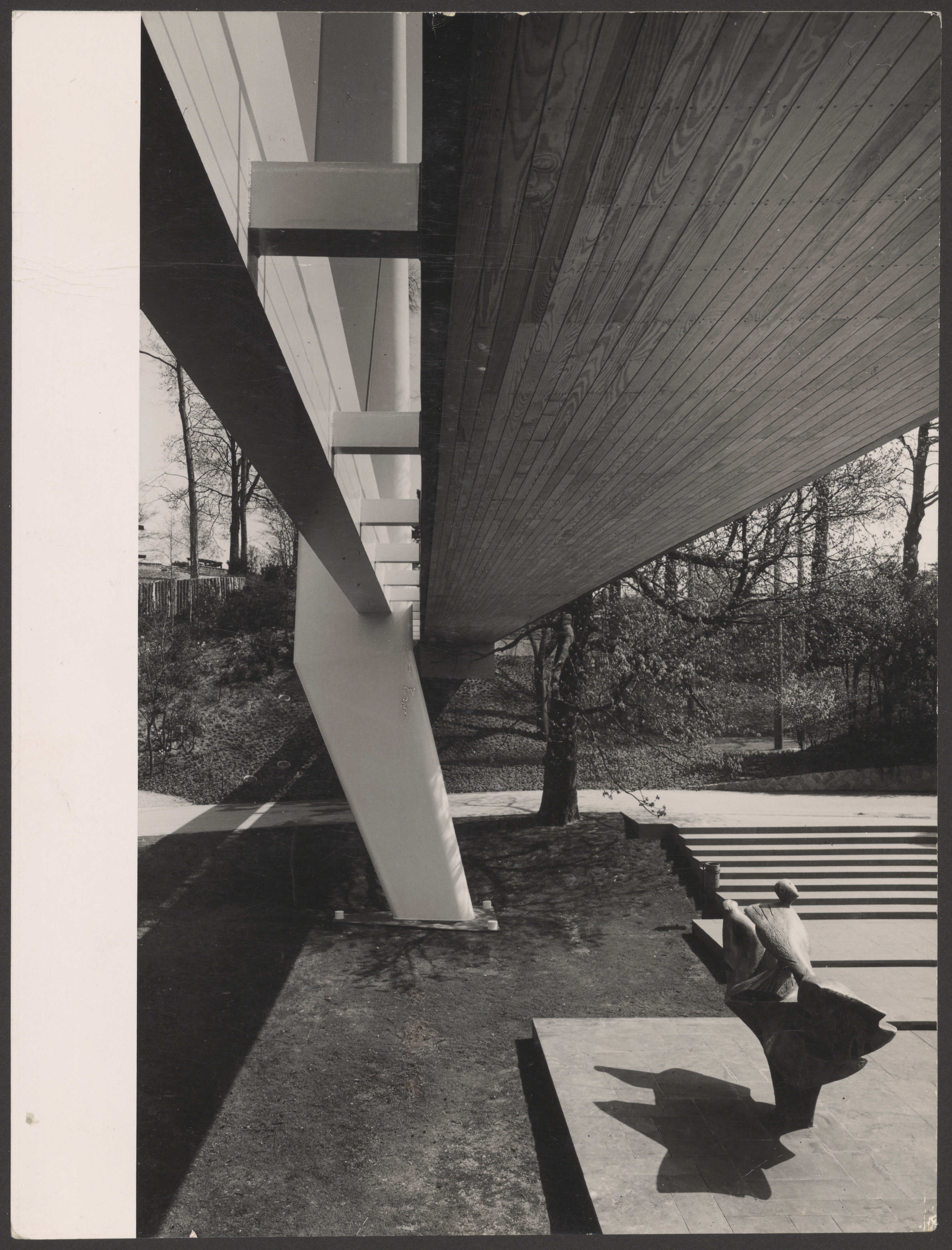 Bernhard Heiligers Aluminiumskulptur "Figurenbaum" als Eingangsplastik für den deutschen Pavillon auf der Weltausstellung Brüssel 1958 (Bernhard-Heiliger-Stiftung CC BY-NC)