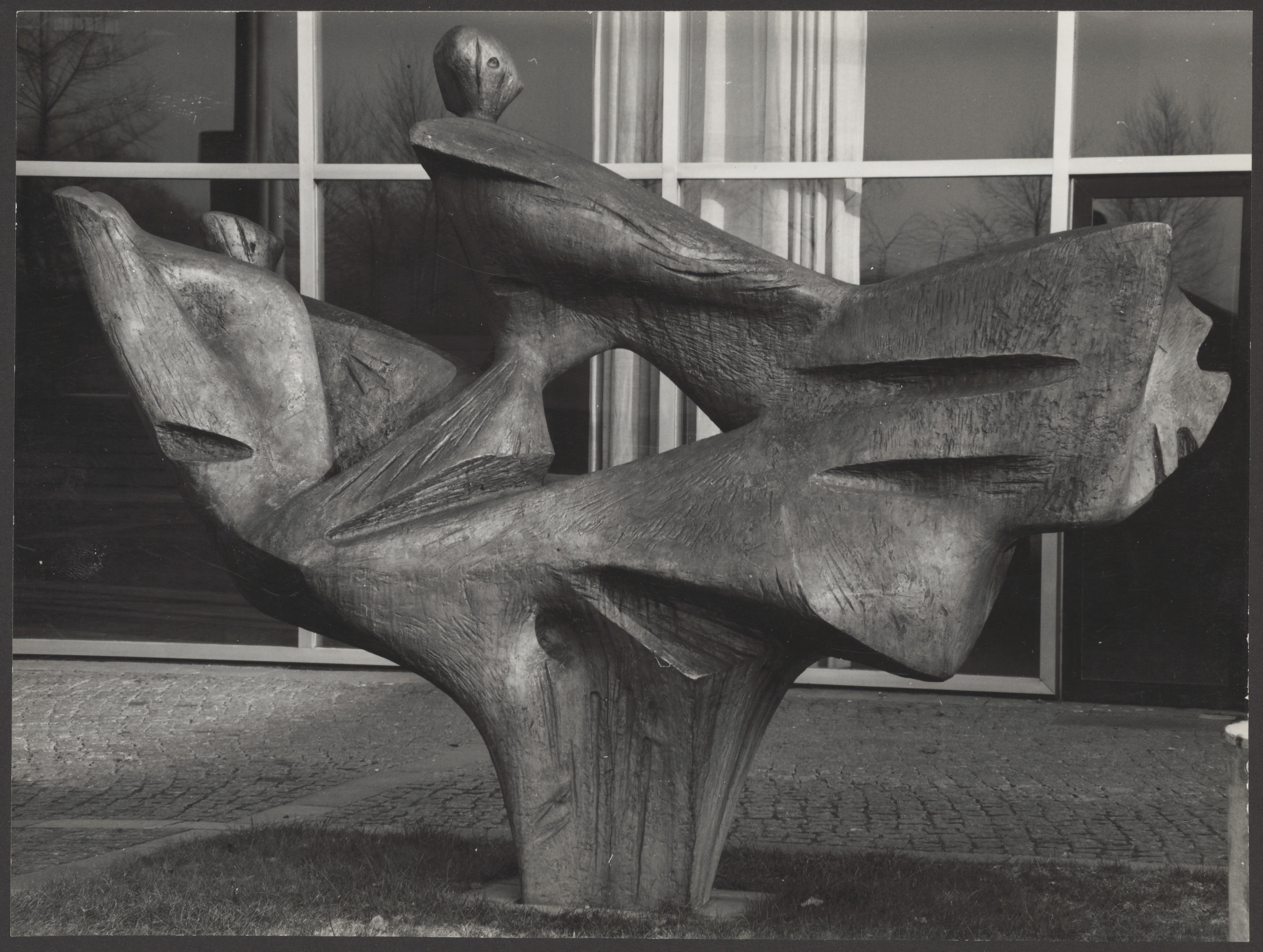 Nahaufnahme der Aluminiumskulptur "Figurenbaum" als Eingangsplastik für den deutschen Pavillon auf der Weltausstellung Brüssel 1958 (Bernhard-Heiliger-Stiftung CC BY-NC)