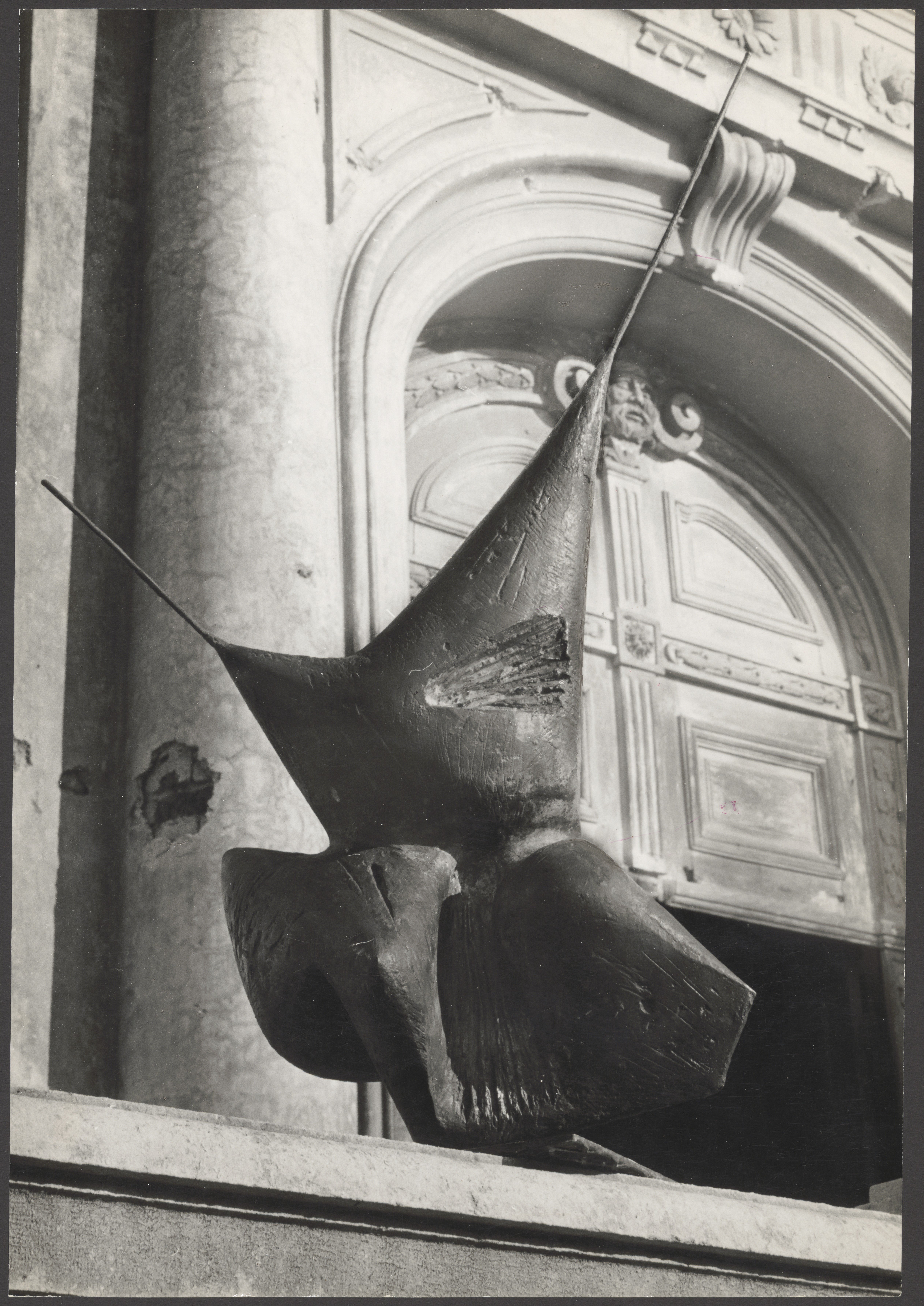 Blick auf Bernhard Heiligers Figur „Verwandlung III“ von 1960 vor dem Portal des Schloß Lustheim in Oberschleissheim (Bernhard-Heiliger-Stiftung CC BY-NC)