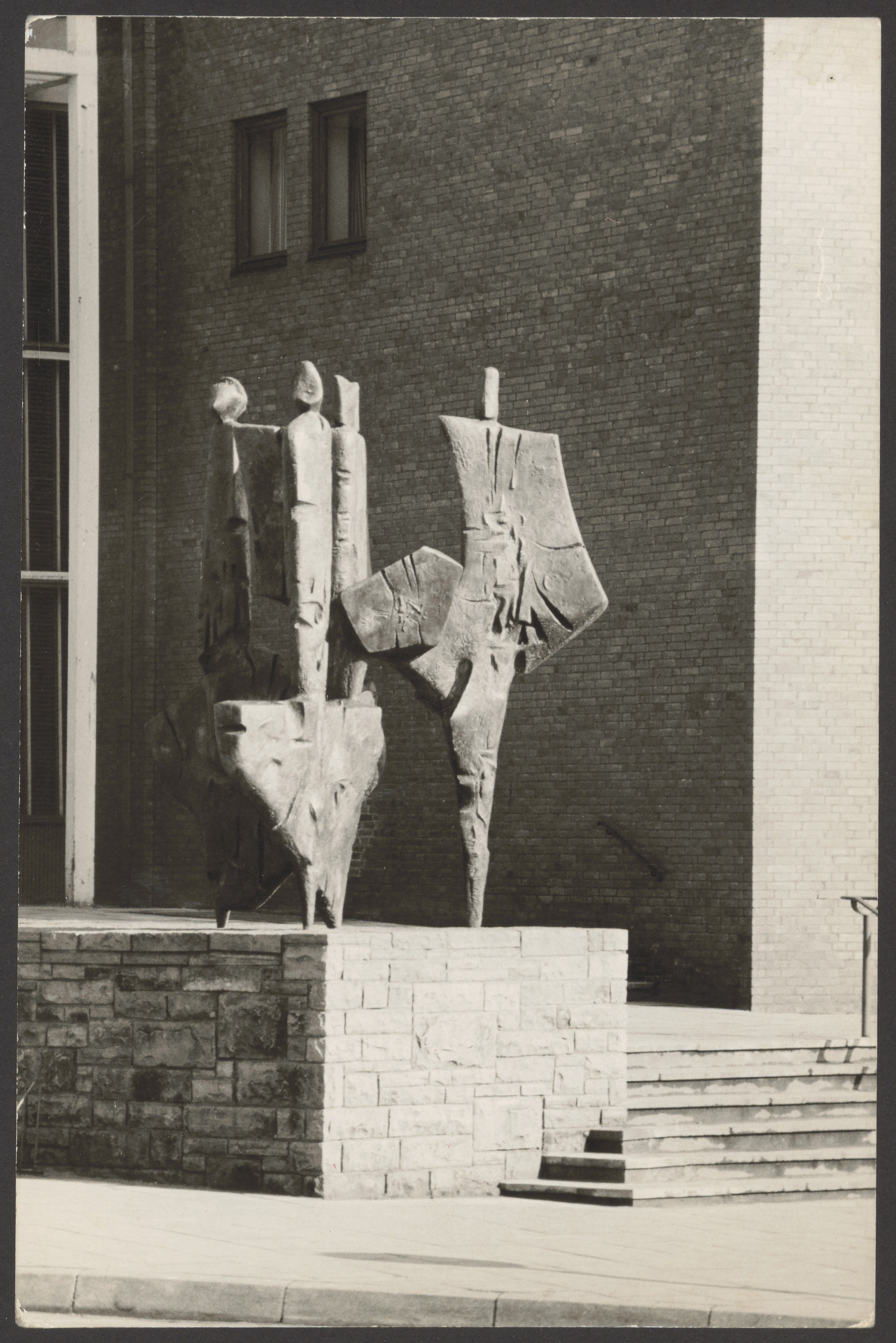 Aufnahme von Bernhard Heiligers Skulptur "Fünf Erdteile" vor der Oberpostdirektion der Stadt Kiel, aufgenommen 1961 (Bernhard-Heiliger-Stiftung CC BY-NC)