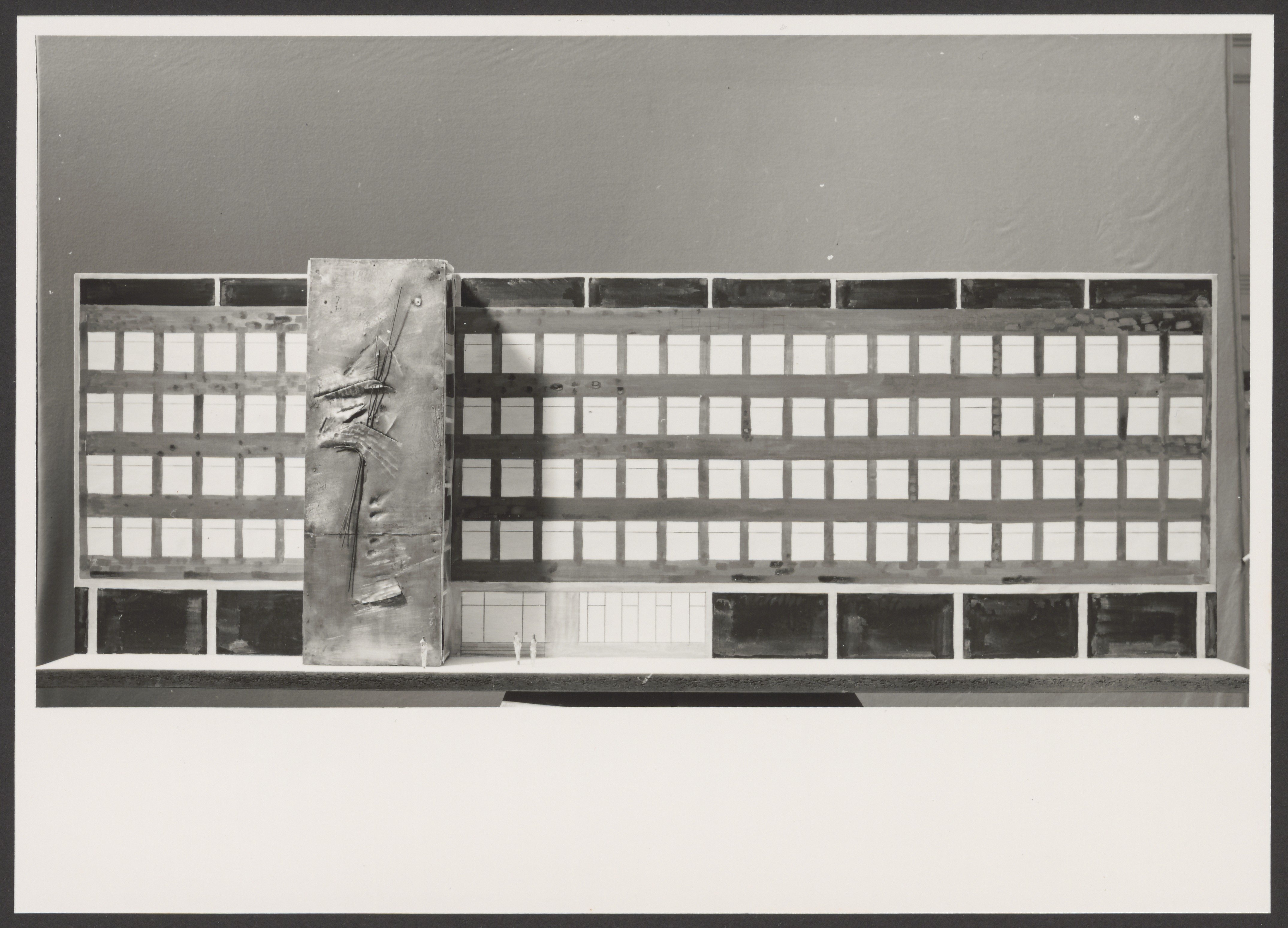 Fotografie eines Entwurfs von Bernhard Heiliger für ein Relief an einer Gebäudefassade aus dem Jahr 1961 (Bernhard-Heiliger-Stiftung CC BY-NC)