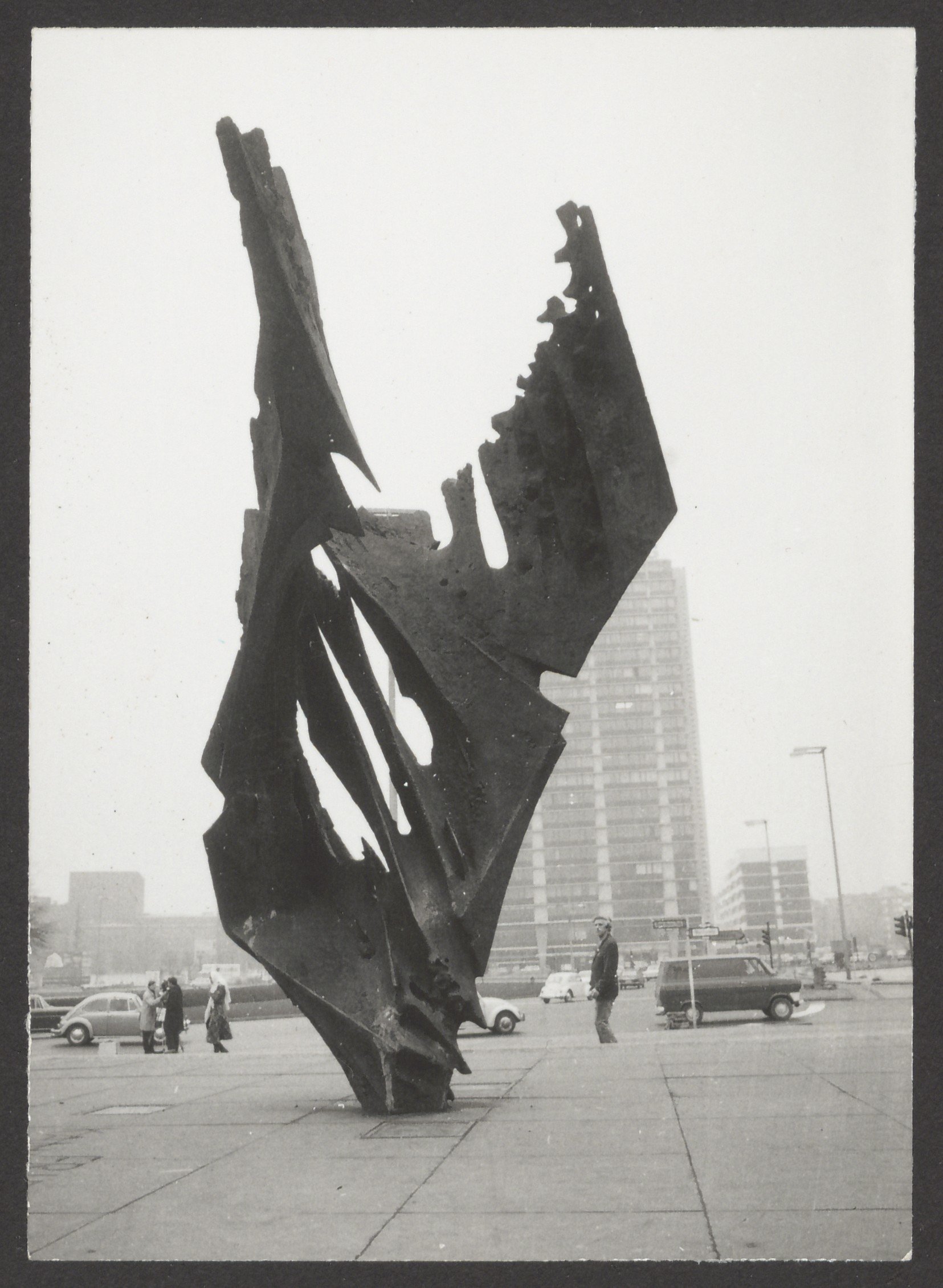 Fotoaufnahme von Bernhard Heiligers Skulptur „Flamme“ vor der Technischen Universität auf dem Ernst-Reuter-Platz Berlin (Bernhard-Heiliger-Stiftung CC BY-NC)