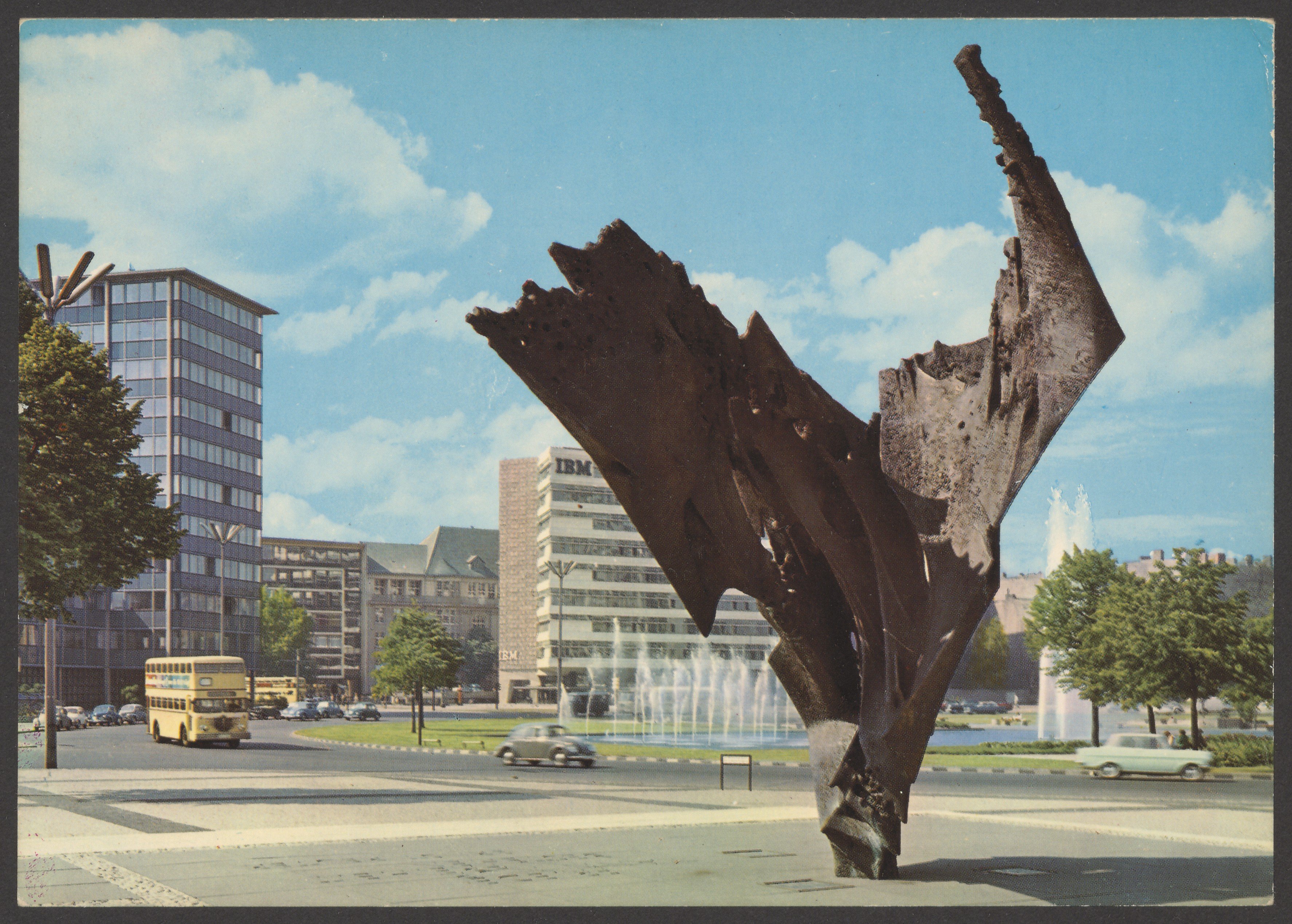 Postkarte mit Farbdruck von Bernhard Heilgers „Flamme“ aus Bronze auf dem Ernst-Reuter-Platz Berlin (Bernhard-Heiliger-Stiftung CC BY-NC)