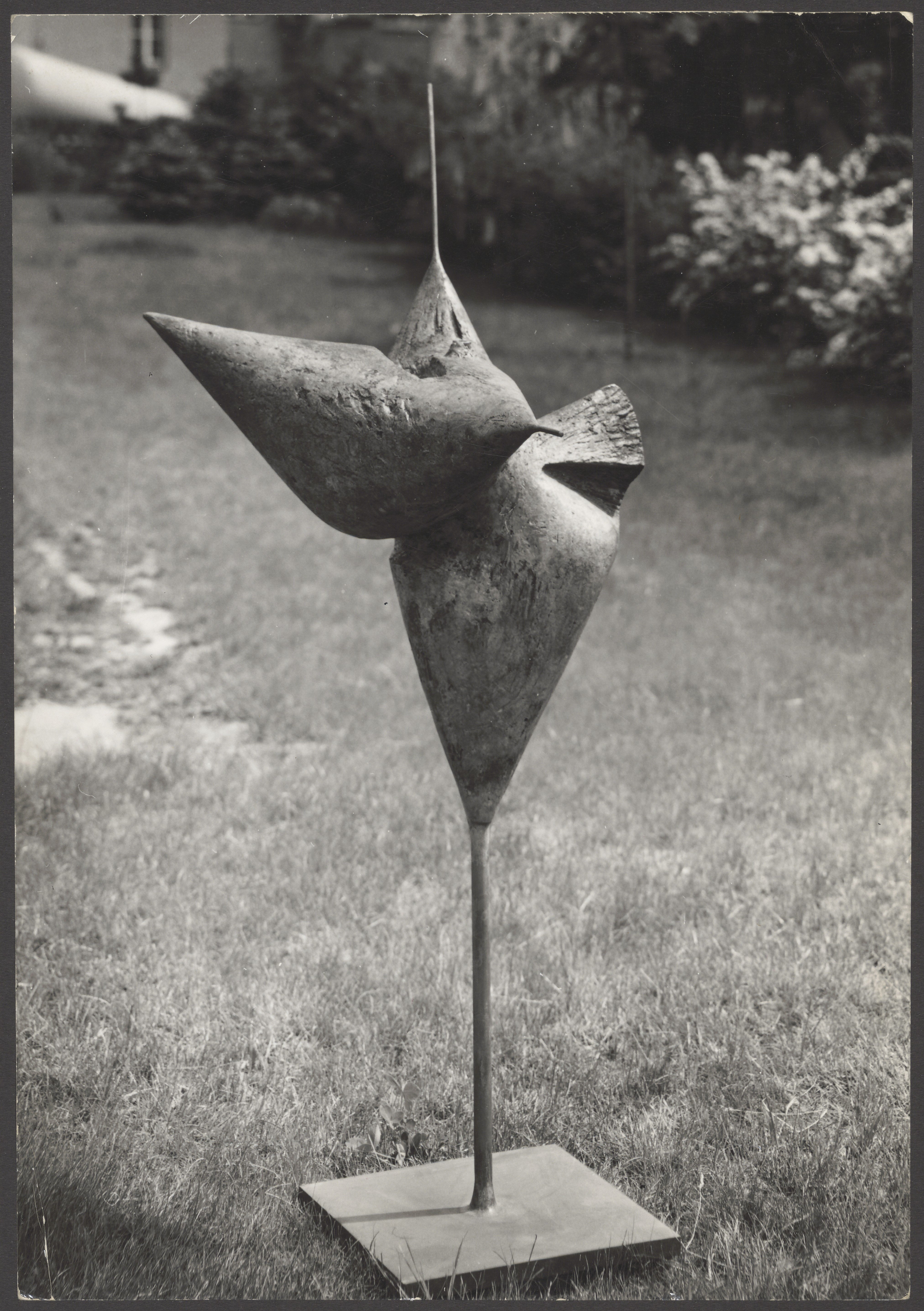Nahaufnahme der Bronzeskulptur „Urvogel II“ von Bernhard Heiliger (Bernhard-Heiliger-Stiftung CC BY-NC)