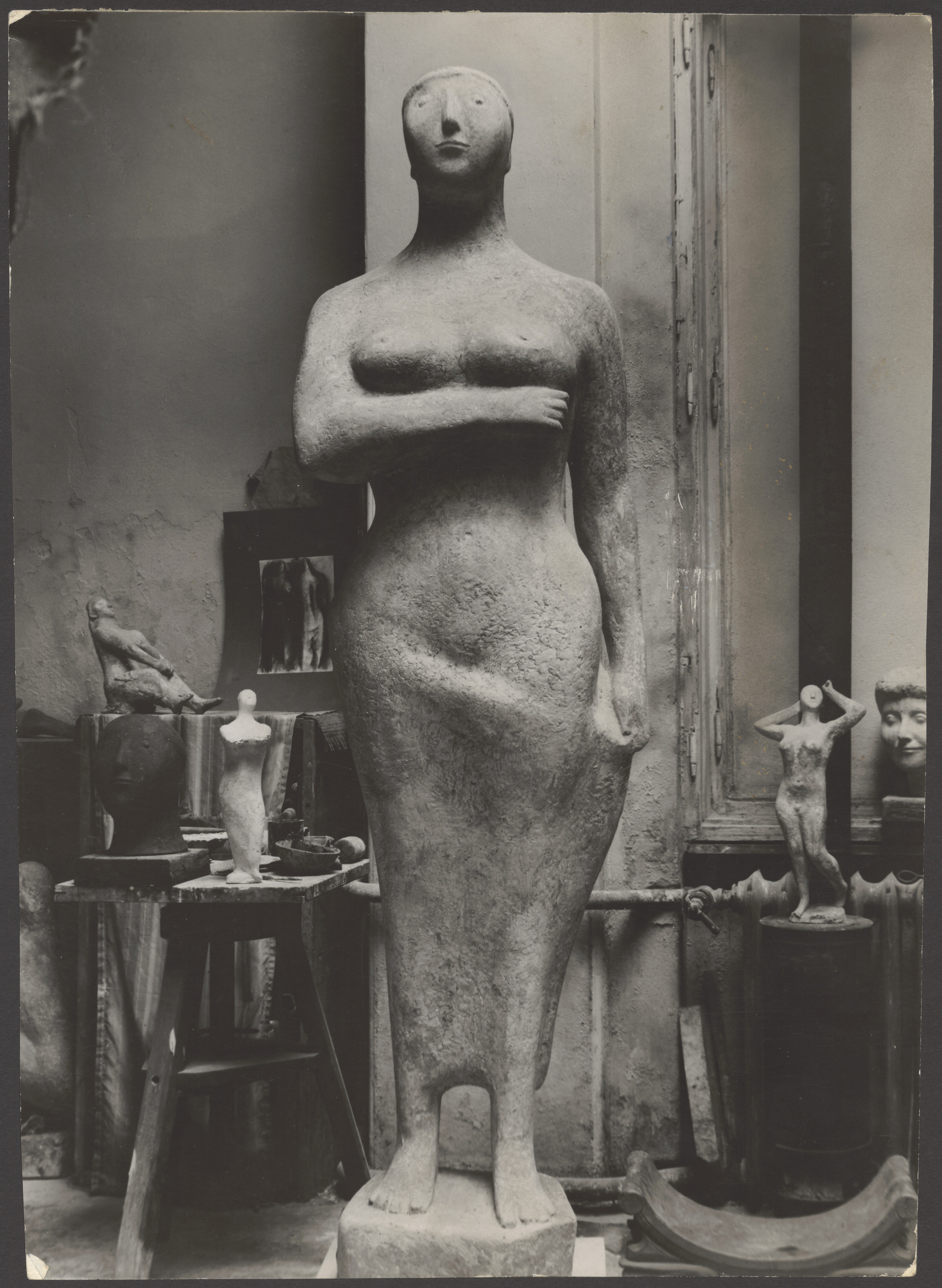 Atelieransicht von Bernhard Heiligers Gipsguß „Große stehende Frau“ von 1948 (Bernhard-Heiliger-Stiftung CC BY-NC)