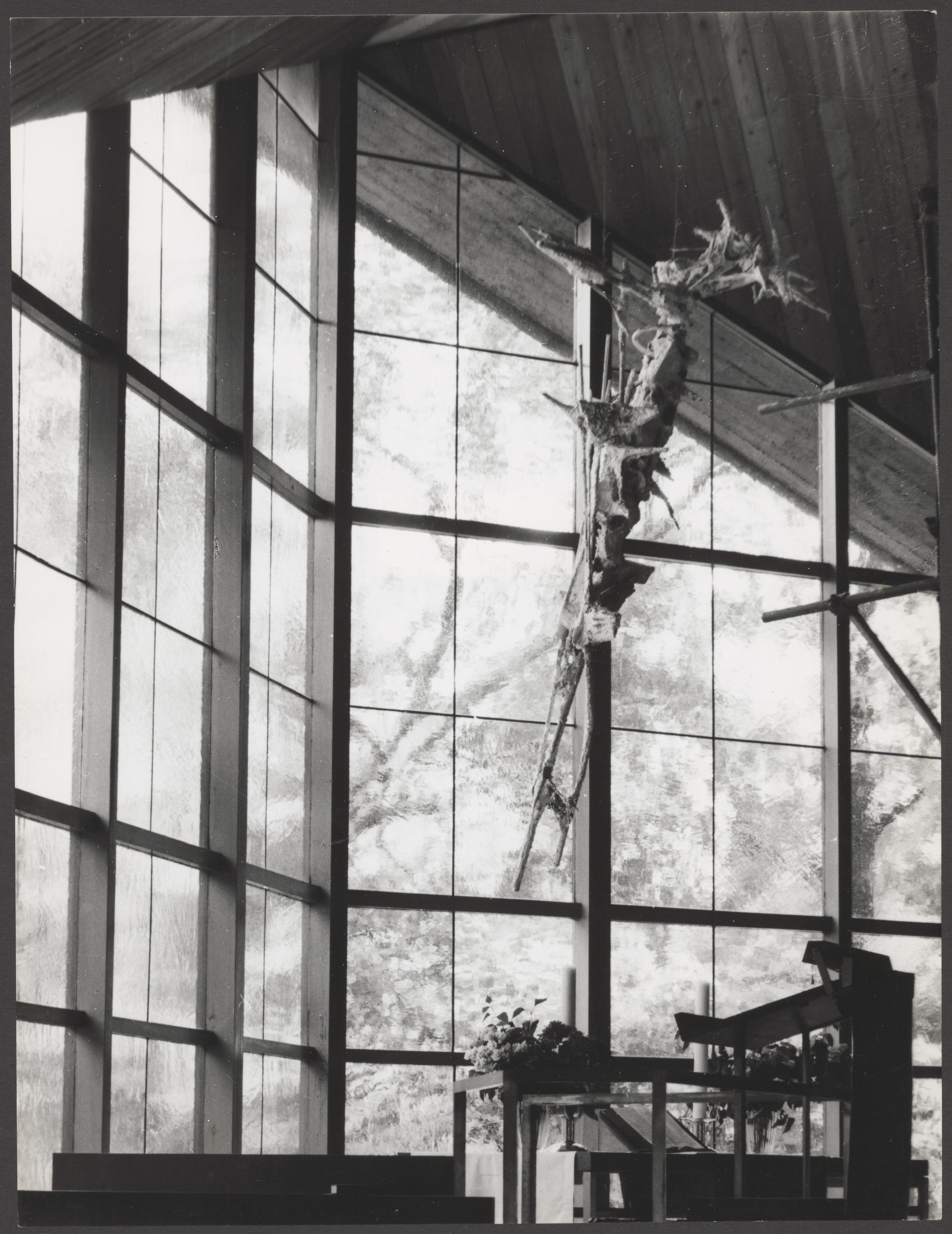 Aufnahme des Kruzifix von Bernhard Heiliger aus dem Jahre 1963 in der Kirche am Lietzensee des Architekten Paul Baumgarten (Bernhard-Heiliger-Stiftung CC BY-NC)