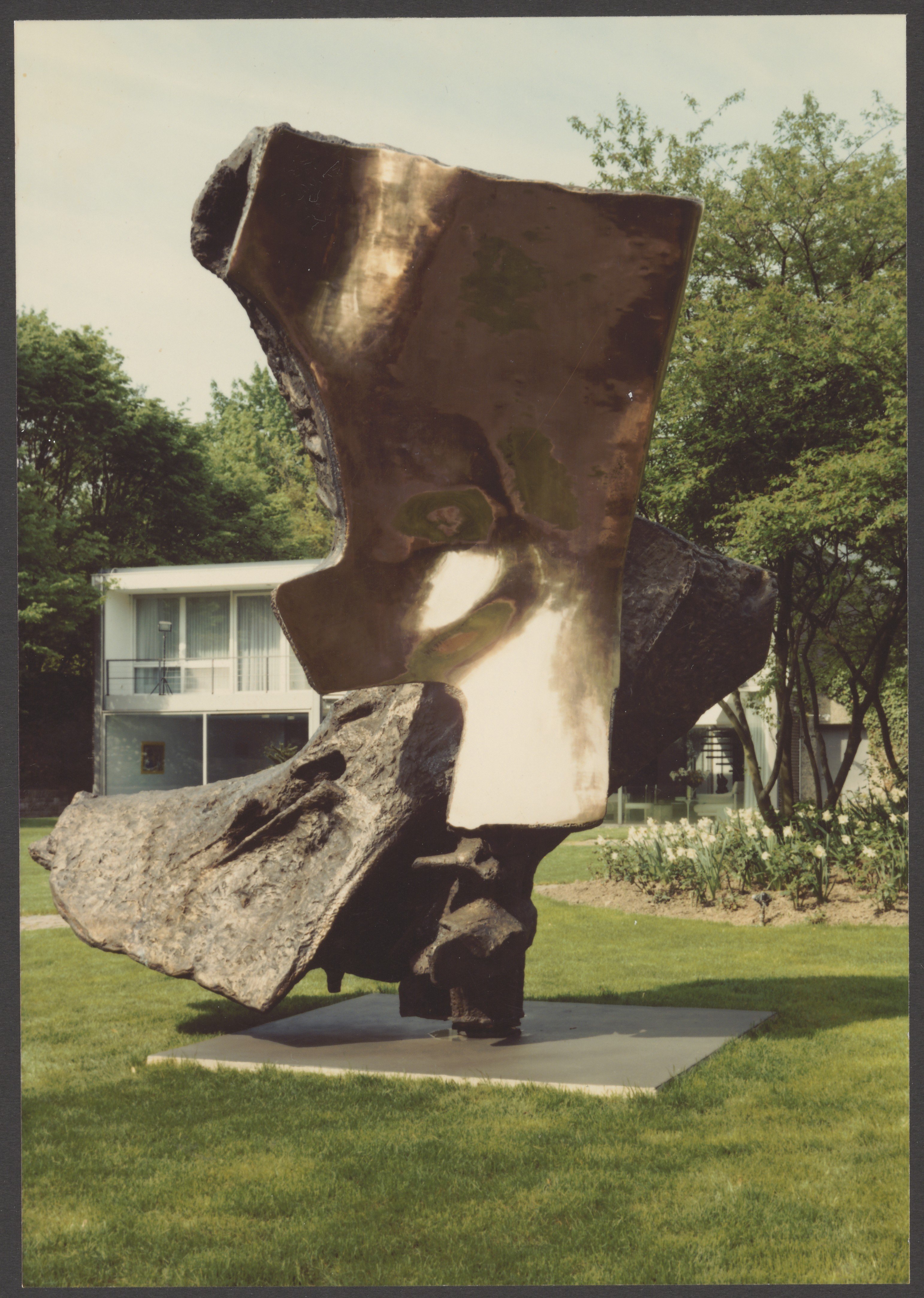 Installastionansicht von Bernhard Heiligers Bronzeskulptur „Großer Phönix II“ im Garten zum Haus des Sammlers Peter Foerstner in Mannheim (Bernhard-Heiliger-Stiftung CC BY-NC)