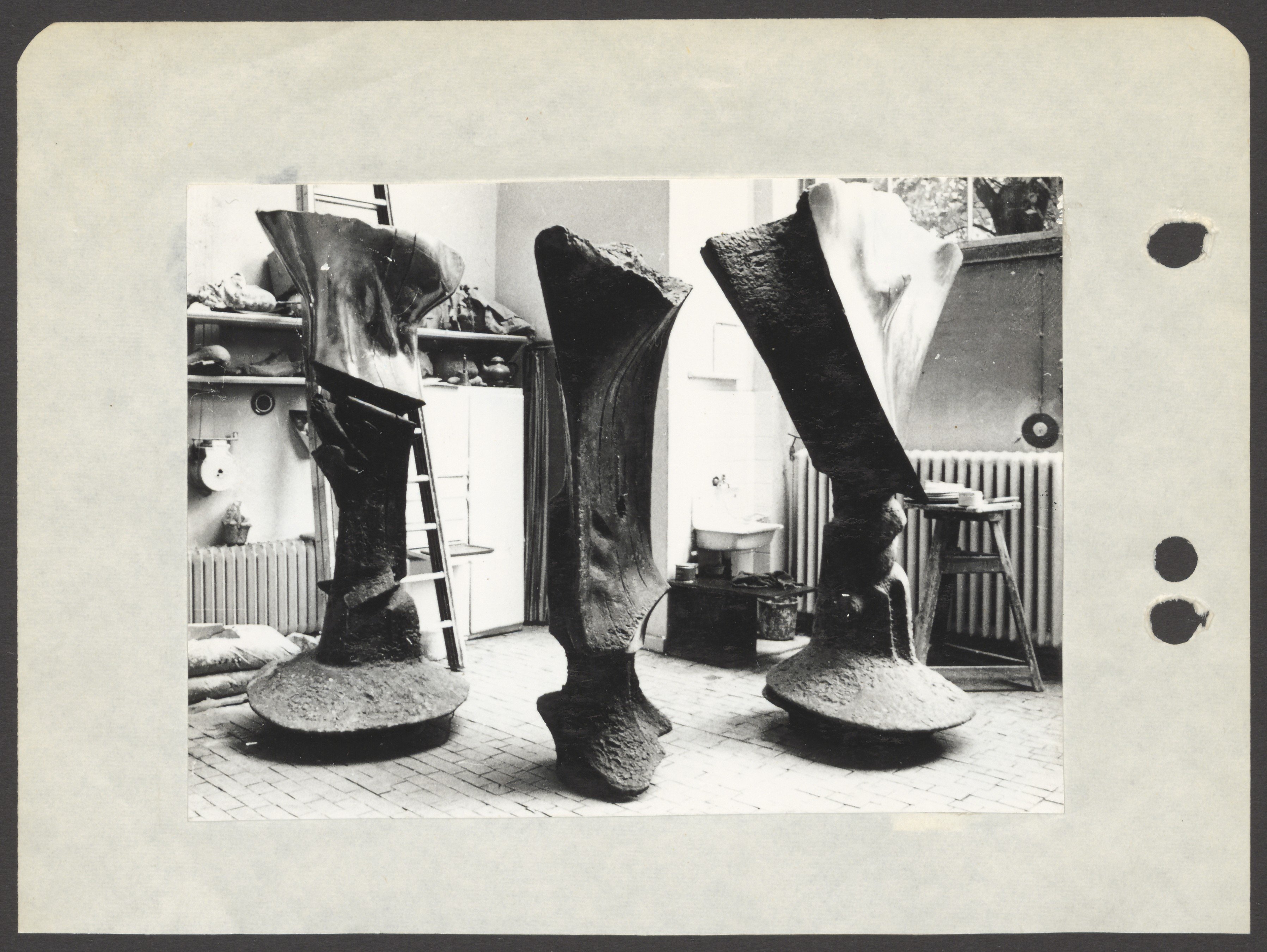 Werkstattaufnahme von Bernhard Heiligers drei Skulpturen „Vertikale Motive“ (Bernhard-Heiliger-Stiftung CC BY-NC)