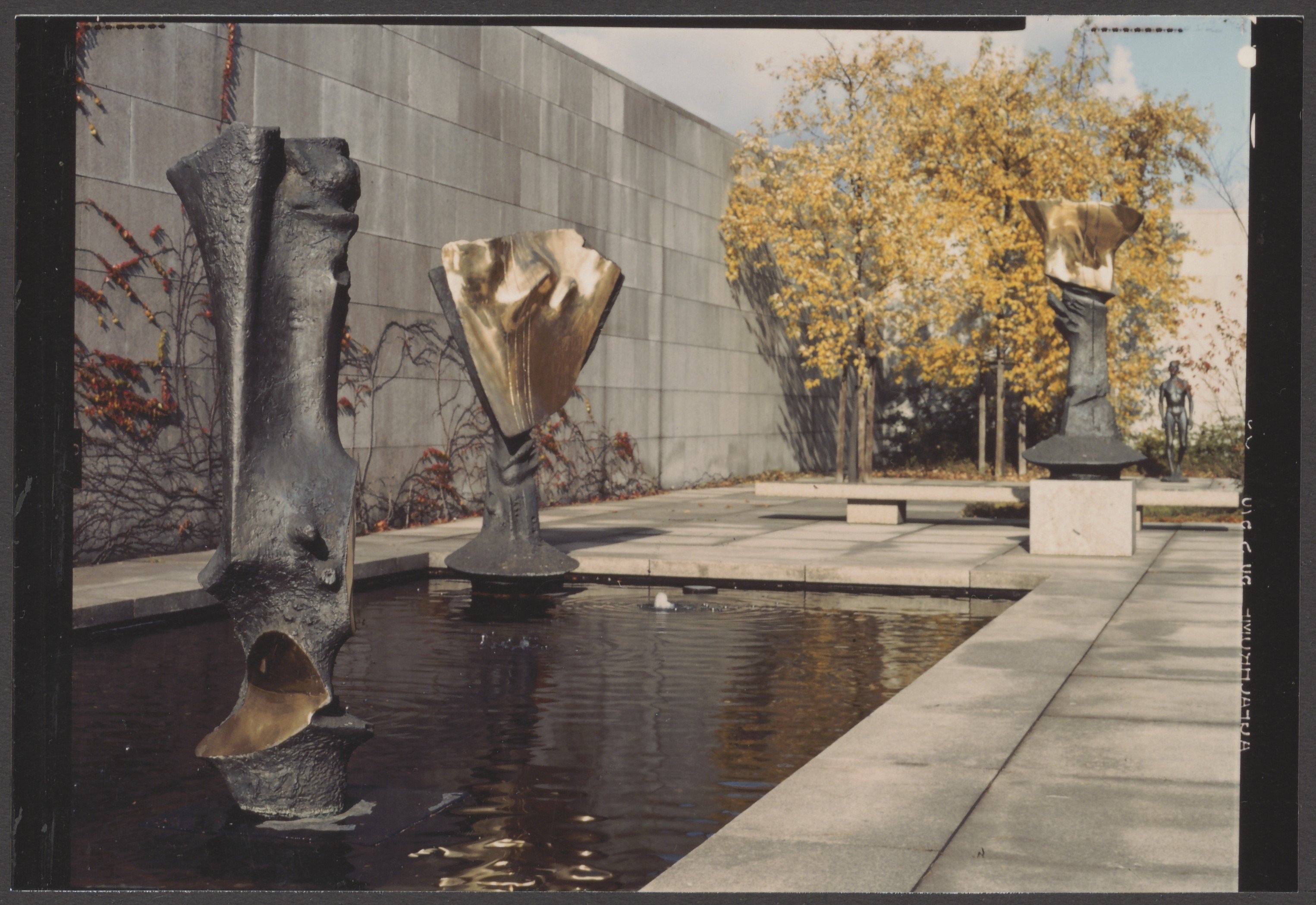 Bernhard Heiligers „Vertikale Motive I-III" im Skulpturengarten der Neuen Nationalgalerie Berlin (Bernhard-Heiliger-Stiftung CC BY-NC)