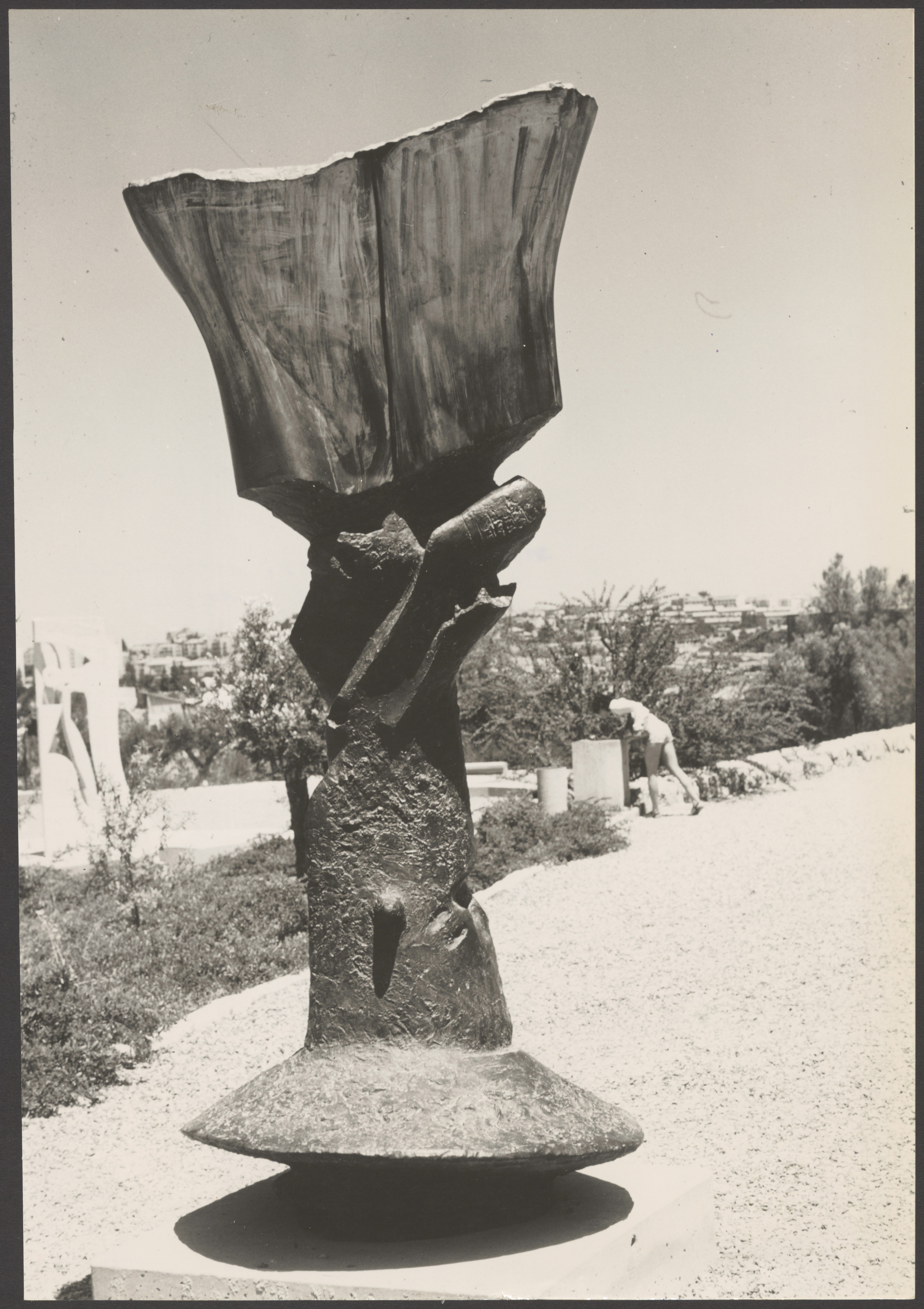 Aufnahme von Bernhard Heiligers "Vertikalem Motiv II" im Billy Rose-Skulpturengarten des Isrealischen Museums in Jerusalem (Bernhard-Heiliger-Stiftung CC BY-NC)