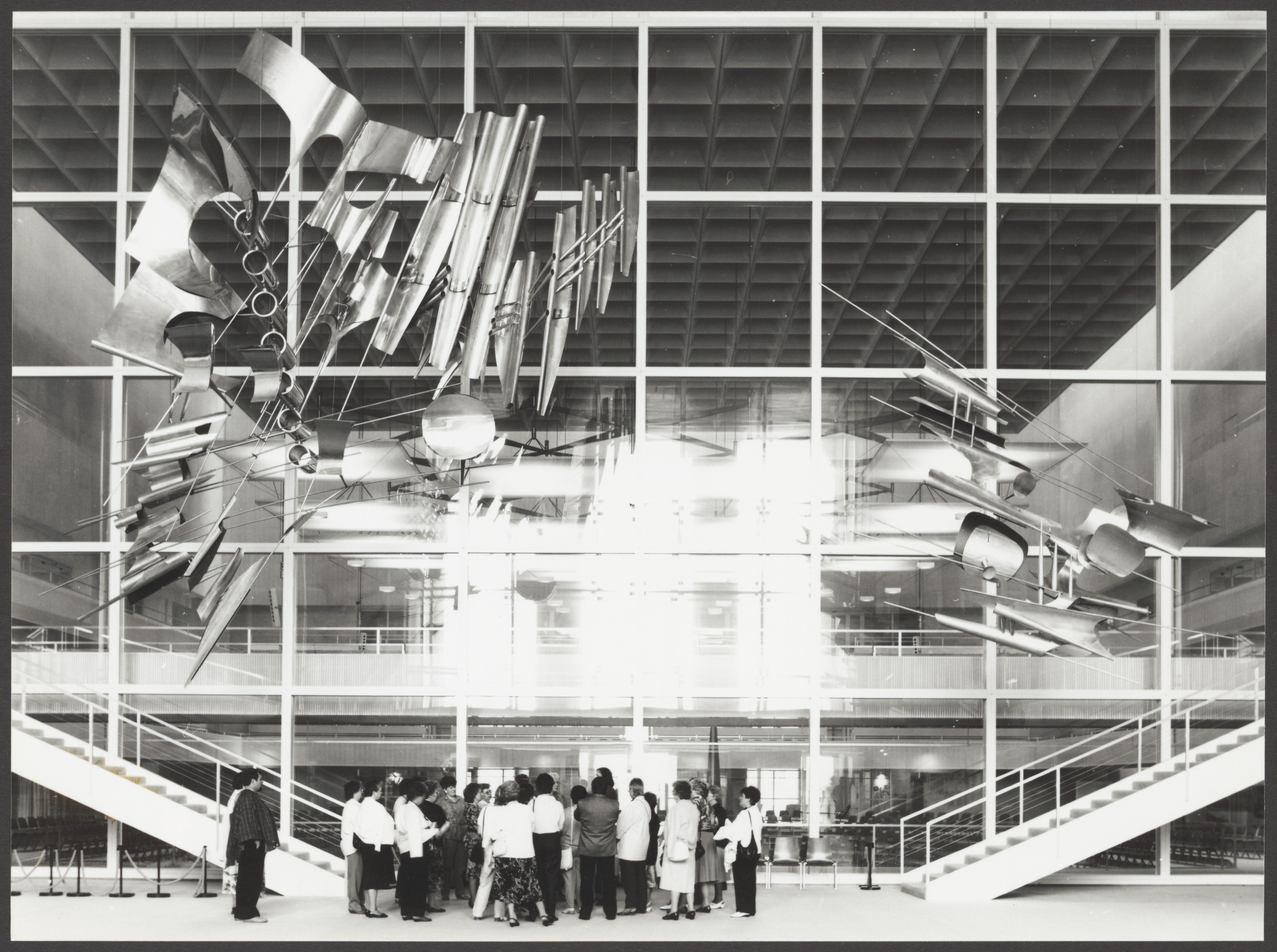 Installationsansicht von Bernhard Heiligers großer Hängeskulptur „Kosmos 70“ im Westfoyer des Reichstagsgebäudes Berlin (Bernhard-Heiliger-Stiftung CC BY-NC)