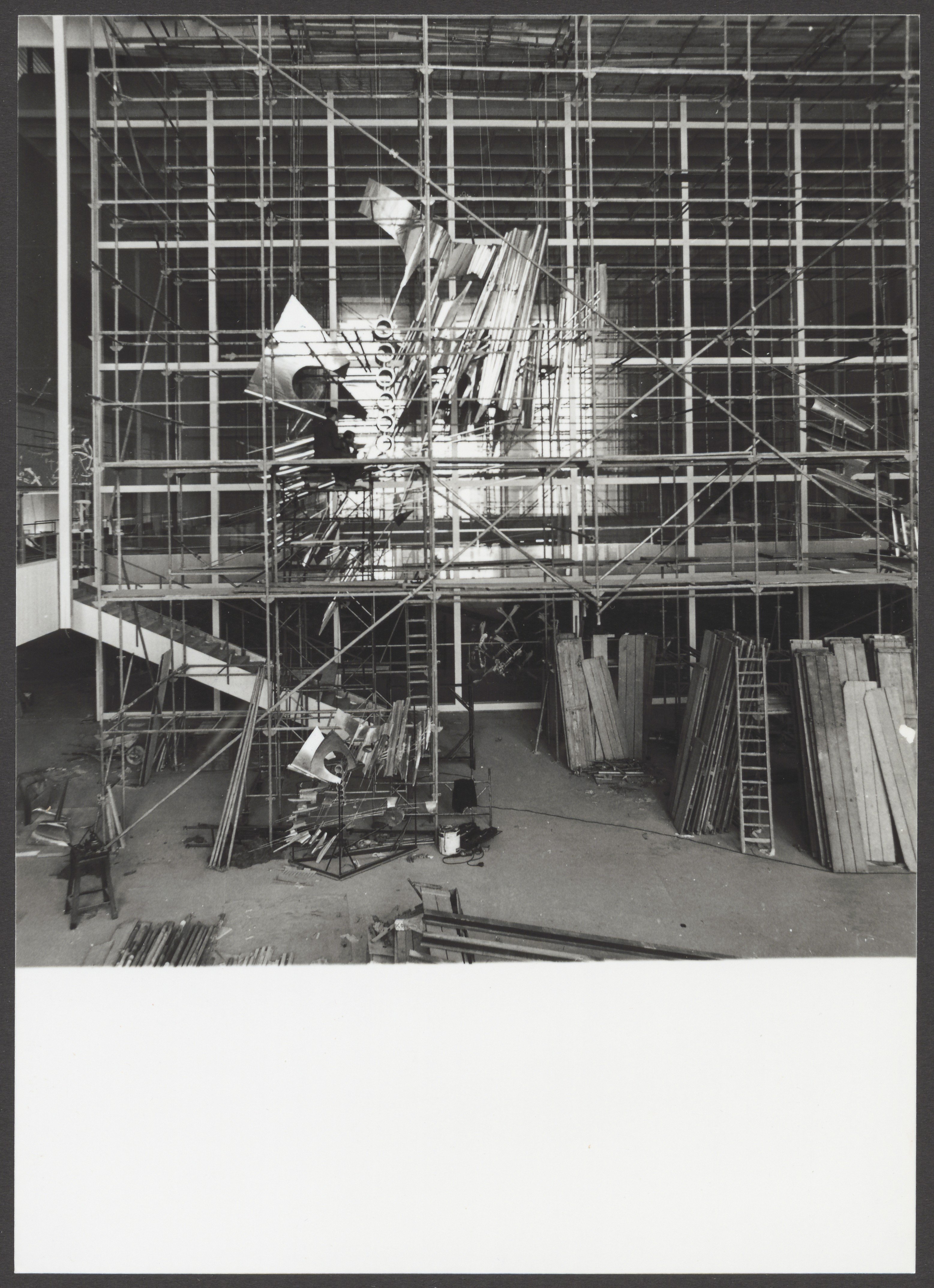 Aufnahme des Aufbaus von Bernhard Heiligers „Kosmos 70“ im Reichstag, 1970 (Bernhard-Heiliger-Stiftung CC BY-NC)