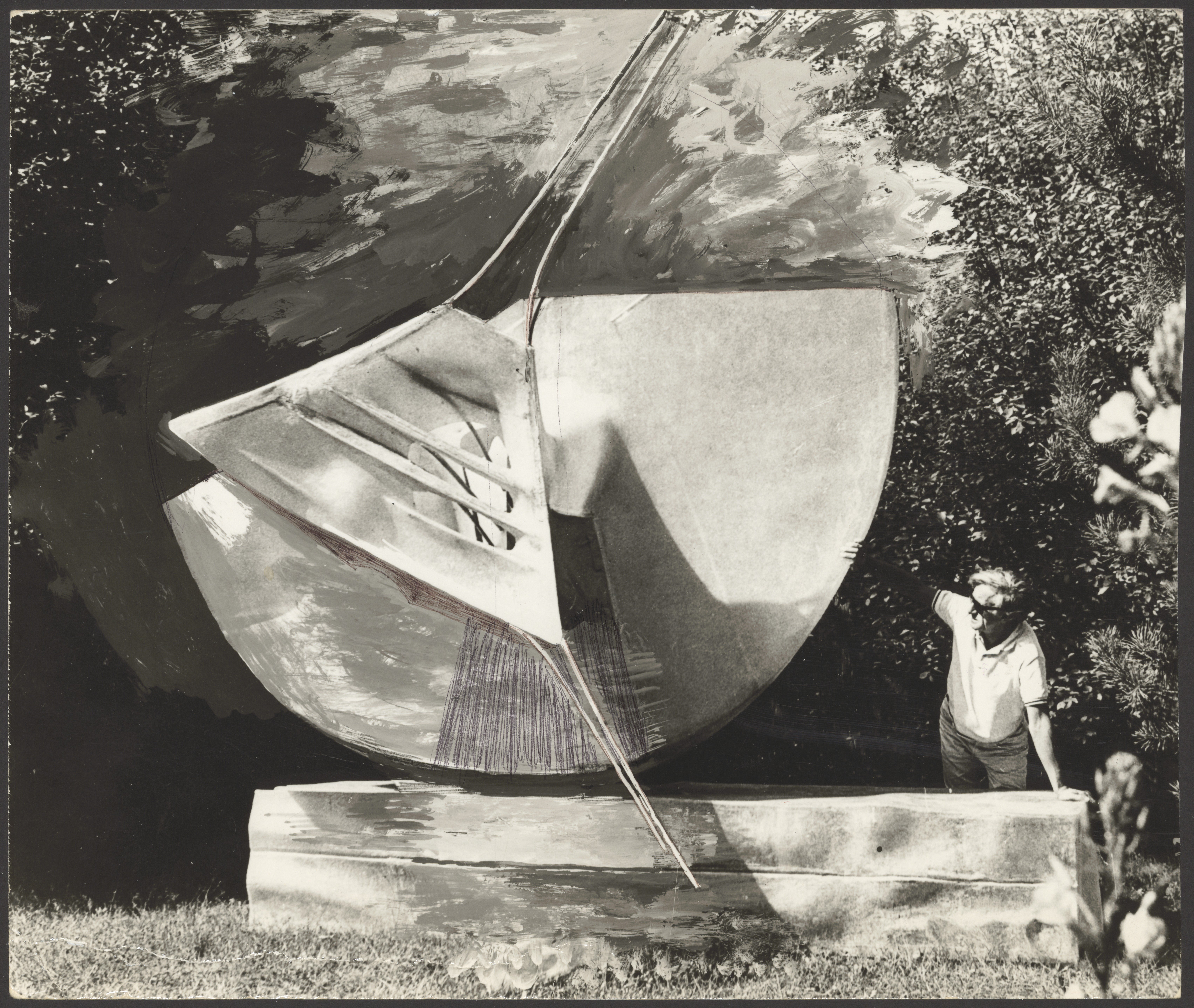 Aufnahme Bernhard Heiligers mit seiner sich noch im Entstehungsprozeß befindlichen Skulptur „Echo II“ im Garten (Bernhard-Heiliger-Stiftung CC BY-NC)