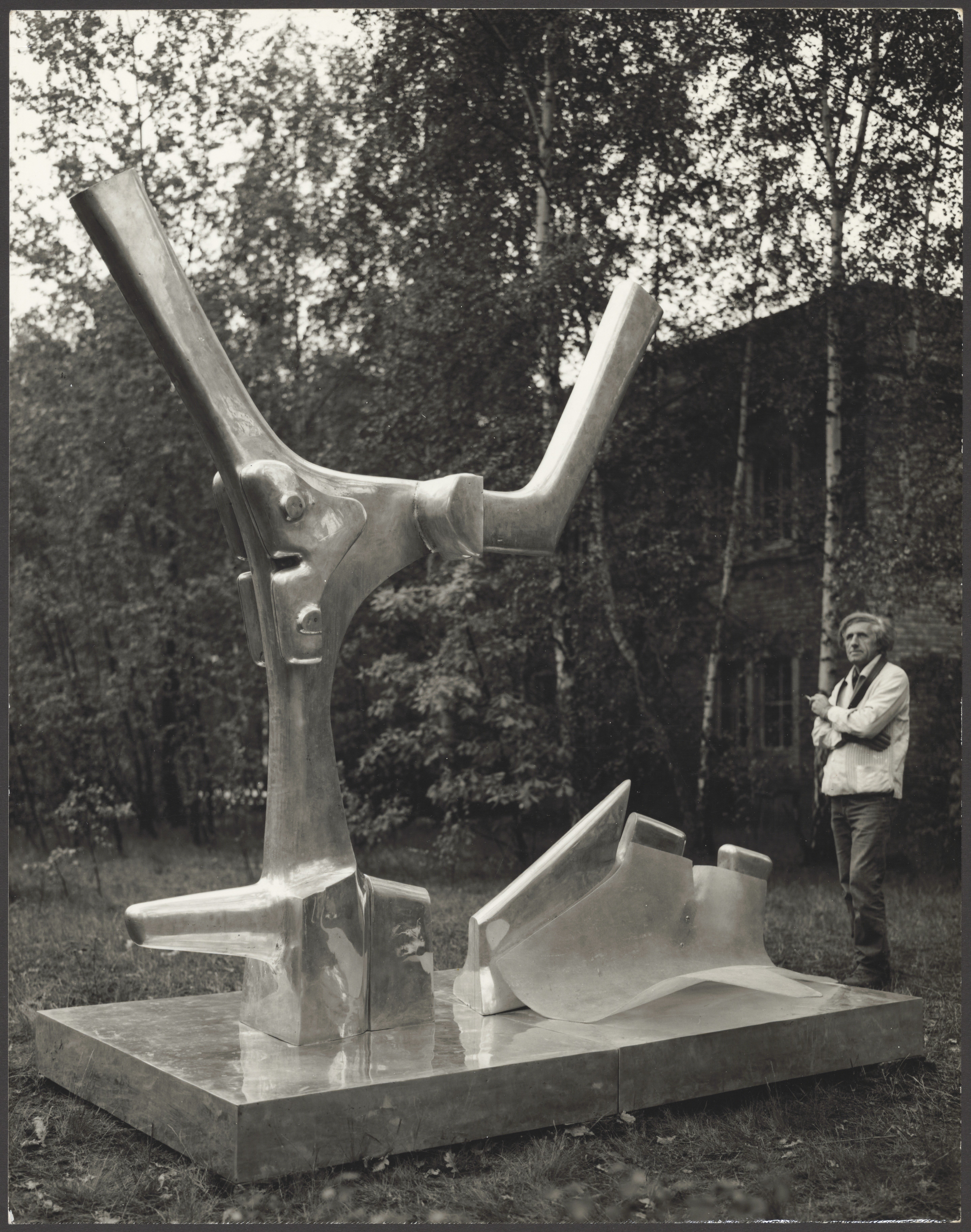Bernhard Heiliger im Garten des Käuzchensteigs in Berlin-Dahlem neben seiner Skulptur „Zweiteiliges Raummotiv I“ (Bernhard-Heiliger-Stiftung CC BY-NC)