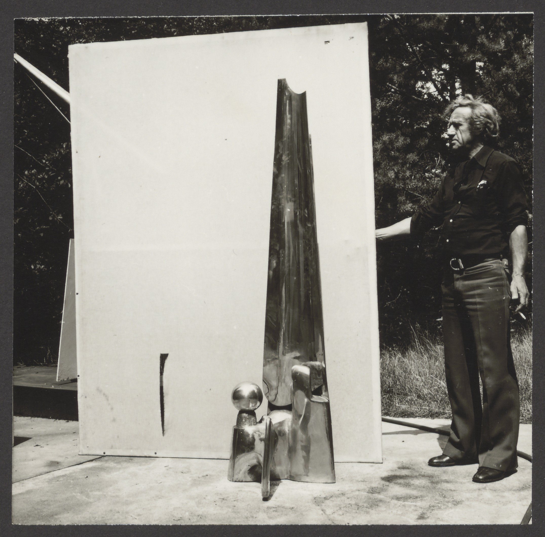 Fotoaufnahme von Bernhard Heiliger mit seiner Arbeit „Explorer“ aus dem Jahre 1977 vor weißem Fotohintergrund (Bernhard-Heiliger-Stiftung CC BY-NC)