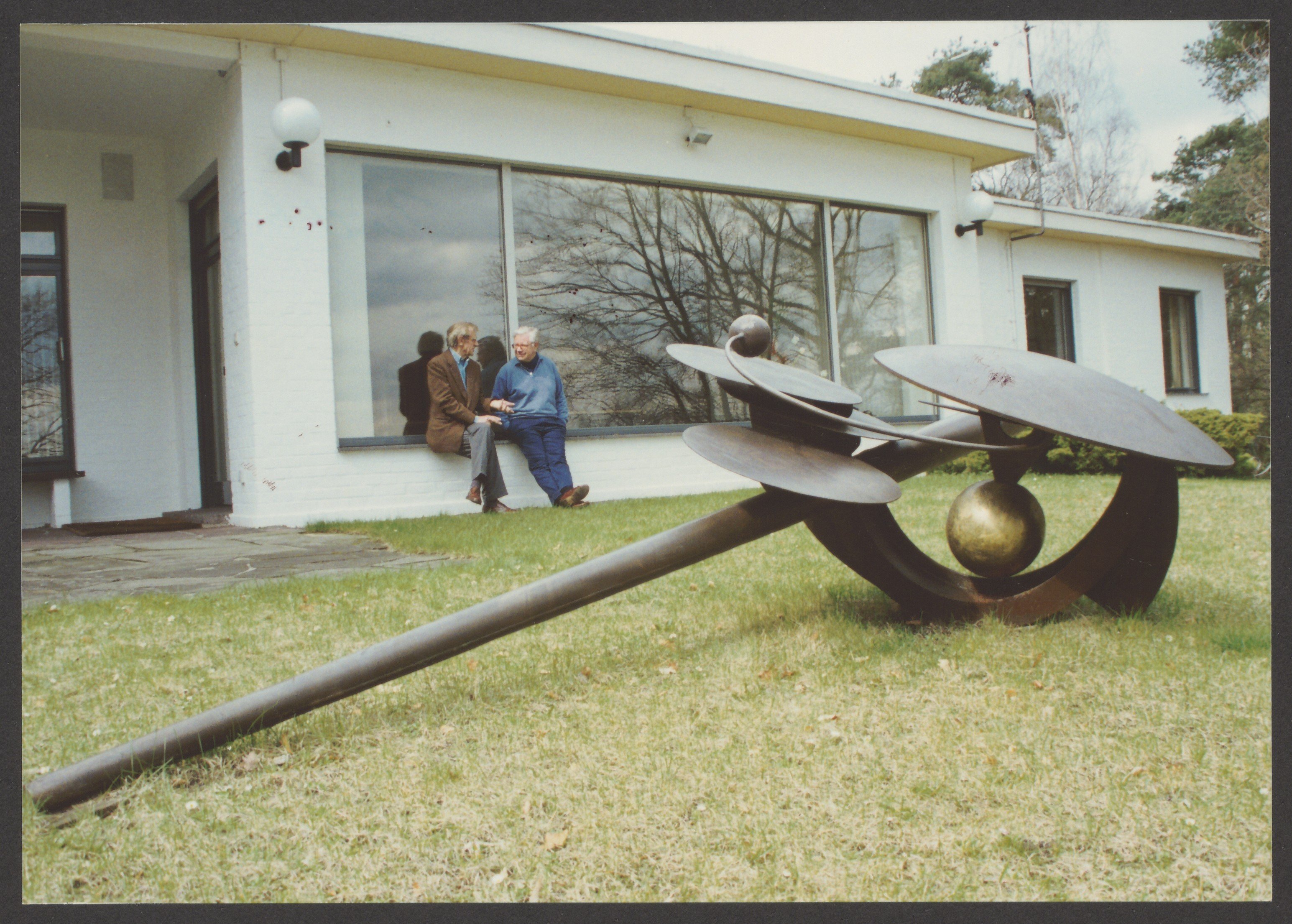 Aufnahme der Skulptur „Unter dem Schutzschild“ von Bernhard Heiliger aus dem Jahre 1980 vor dem Aspen-Institut in Berlin-Schwanenwerder (Bernhard-Heiliger-Stiftung CC BY-NC)