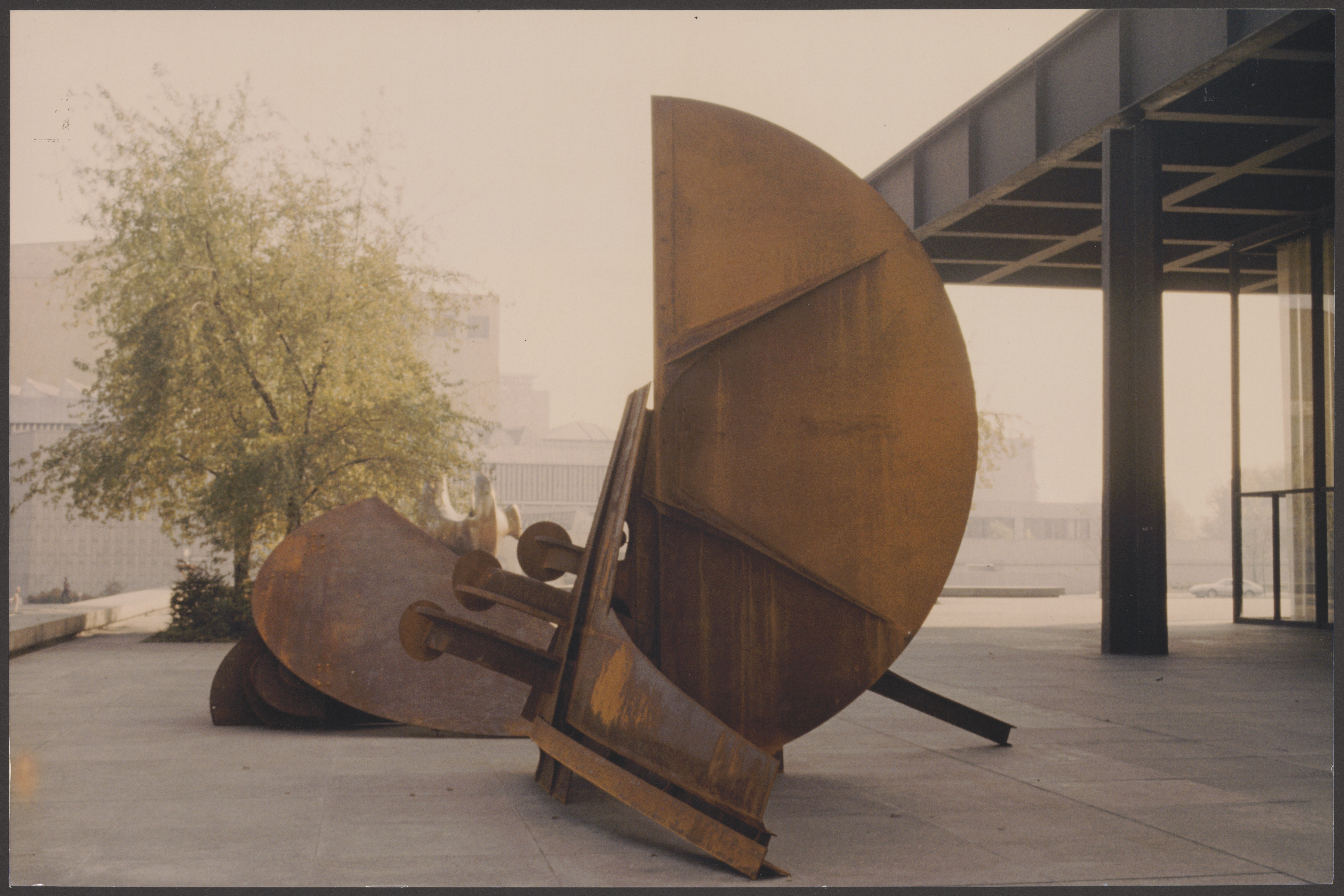Installationsansicht von Bernhard Heiligers Skulptur "Tag und Nacht" aus den Jahren 1981/82, aufgenommen während der temporären Aufstellung vor der Ne (Bernhard-Heiliger-Stiftung CC BY-NC)