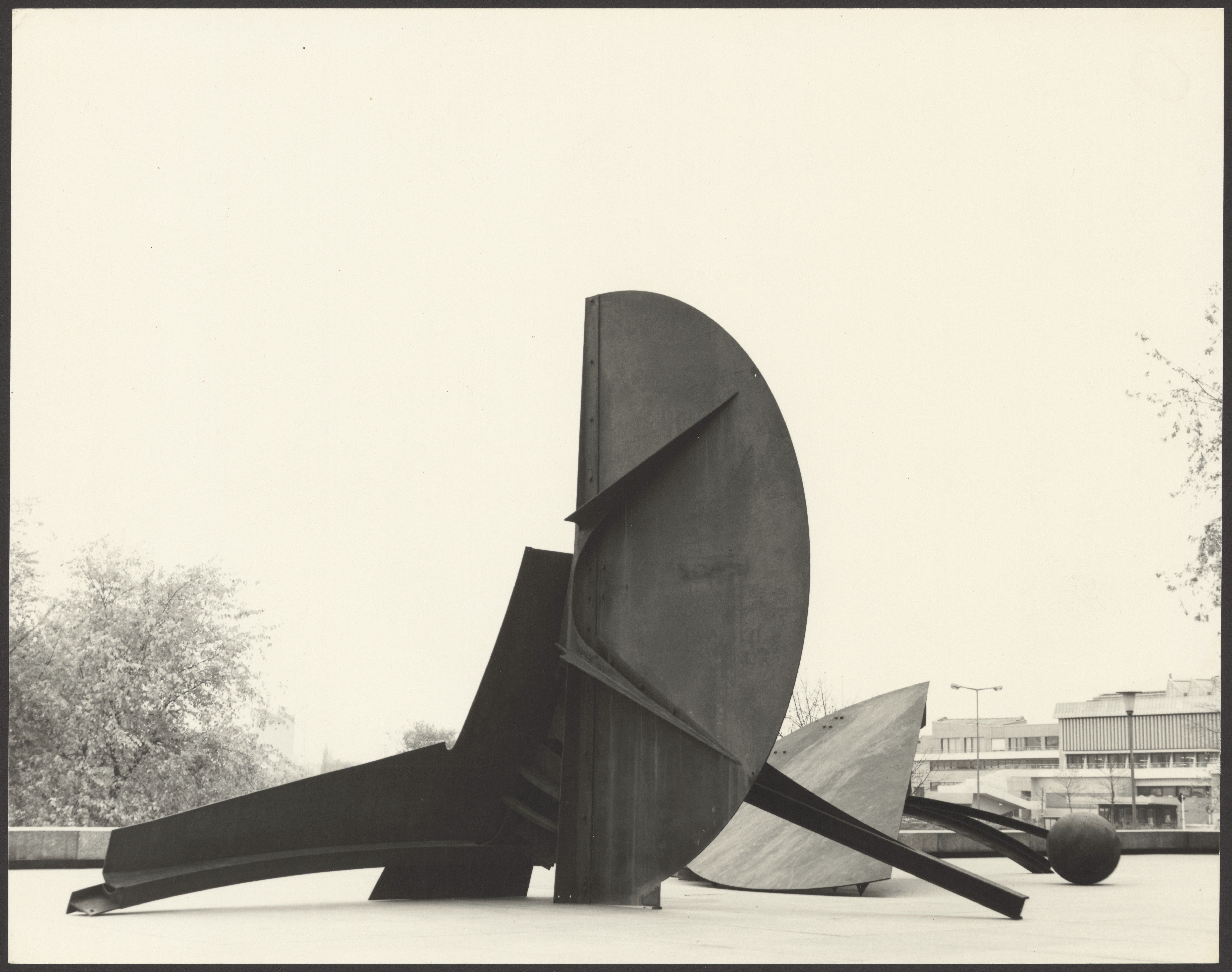 Bernhard Heiligers zweiteilige Skulptur „Tag und Nacht“ vor der Berliner Nationalgalerie (Bernhard-Heiliger-Stiftung CC BY-NC)