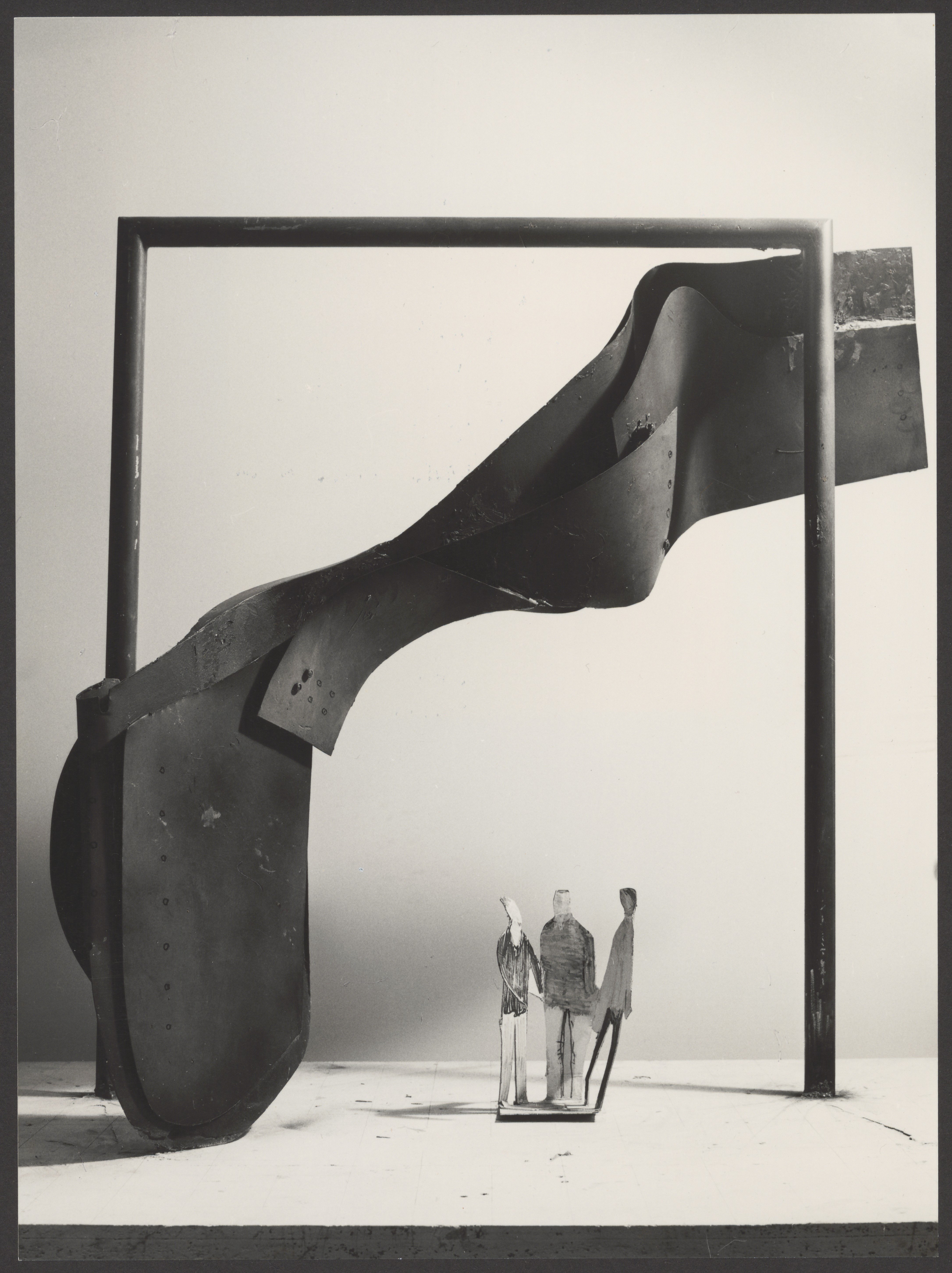 Fotoaufnahme einer Maquette für ein Fahnentor von Bernhard Heiliger aus dem Jahre 1984 (Bernhard-Heiliger-Stiftung CC BY-NC)