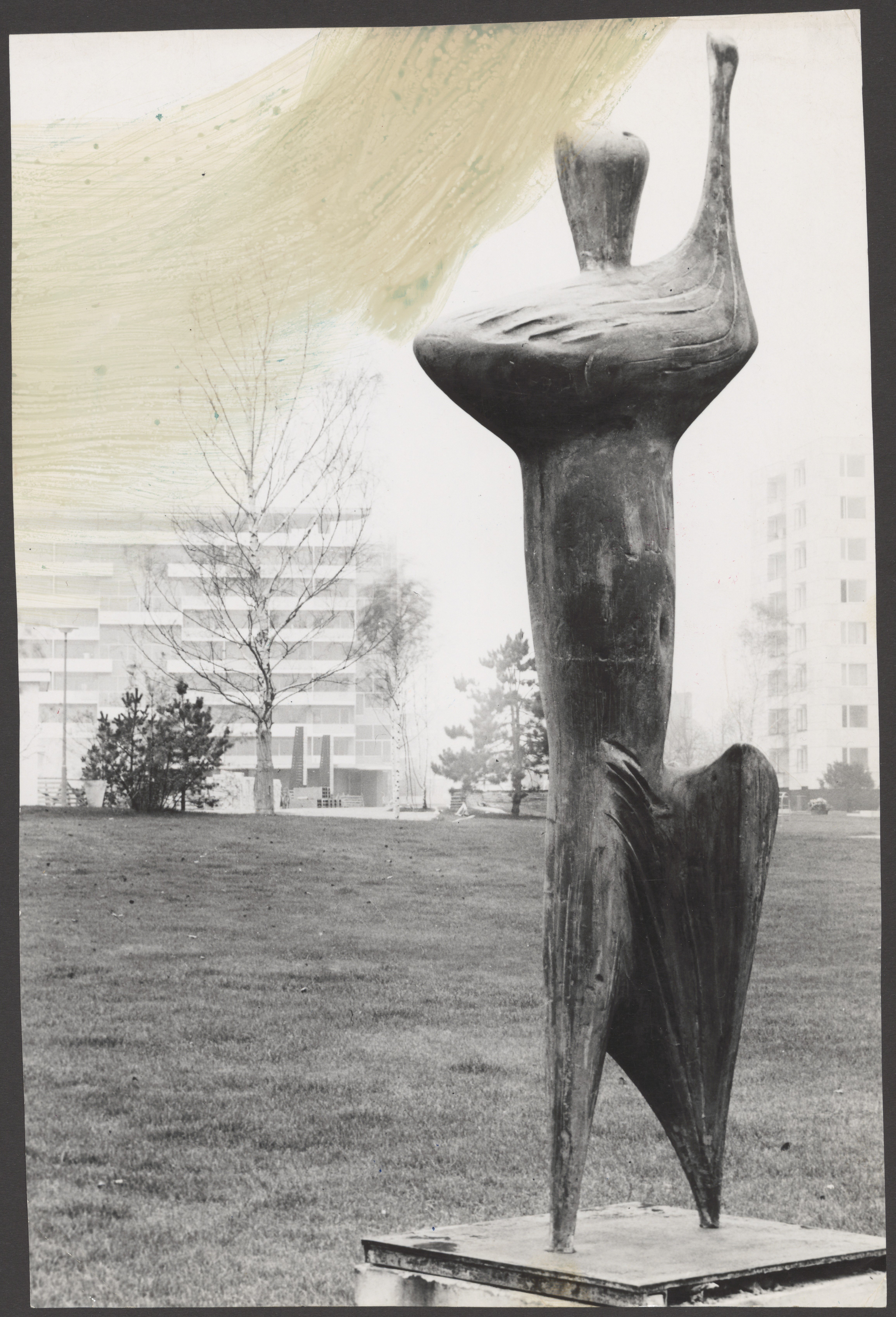 Aufnahme von Bernhard Heiligers Skulptur „Nike“ während der Interbau 1957 (Bernhard-Heiliger-Stiftung CC BY-NC)