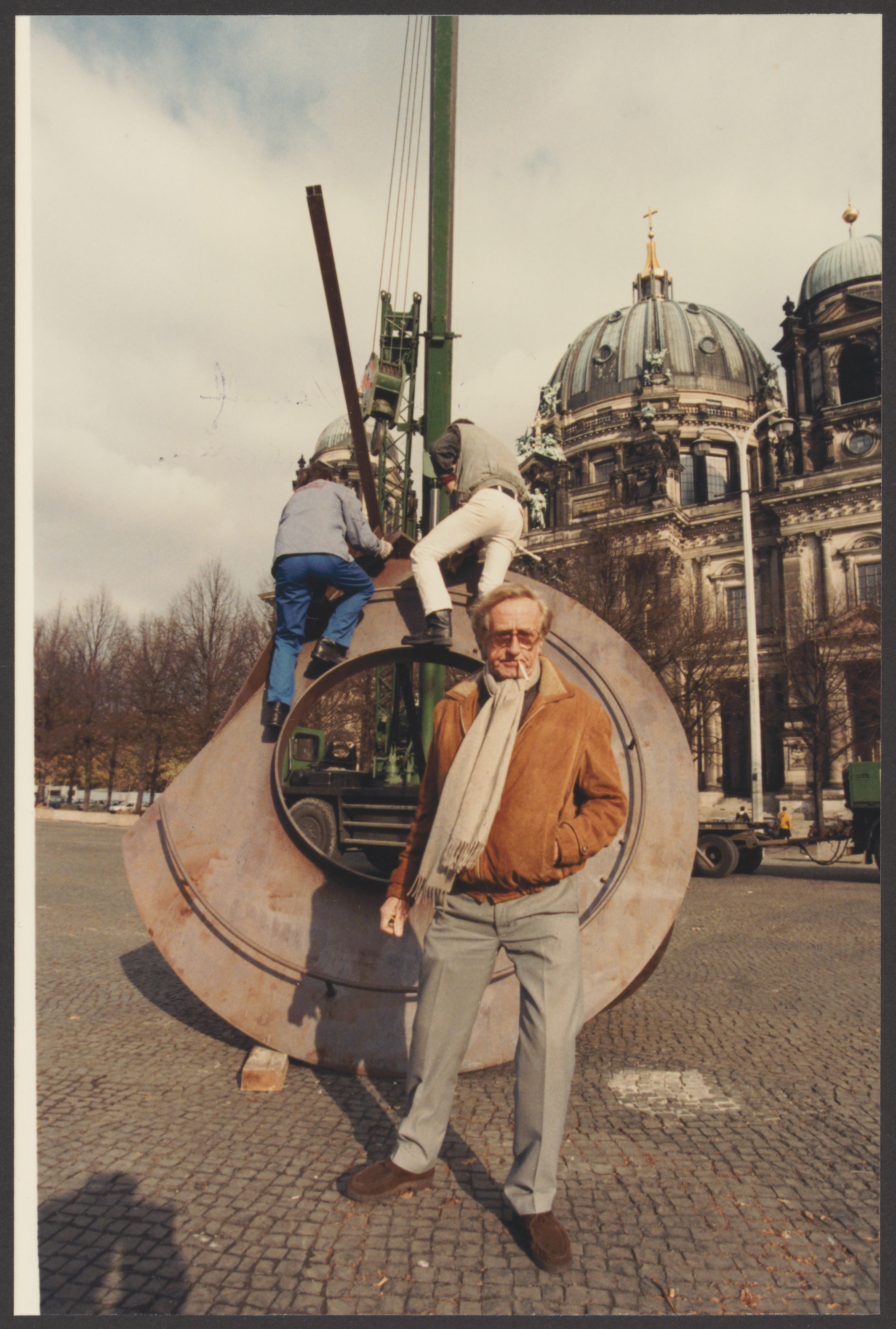 Bernhard Heiliger beim Aufbau seiner Skulptur "Solarica-Y" auf dem noch nicht historisch rekonstruierten Lustgarten vor Karl Friedrich Schinkels Altem (Bernhard-Heiliger-Stiftung CC BY-NC)