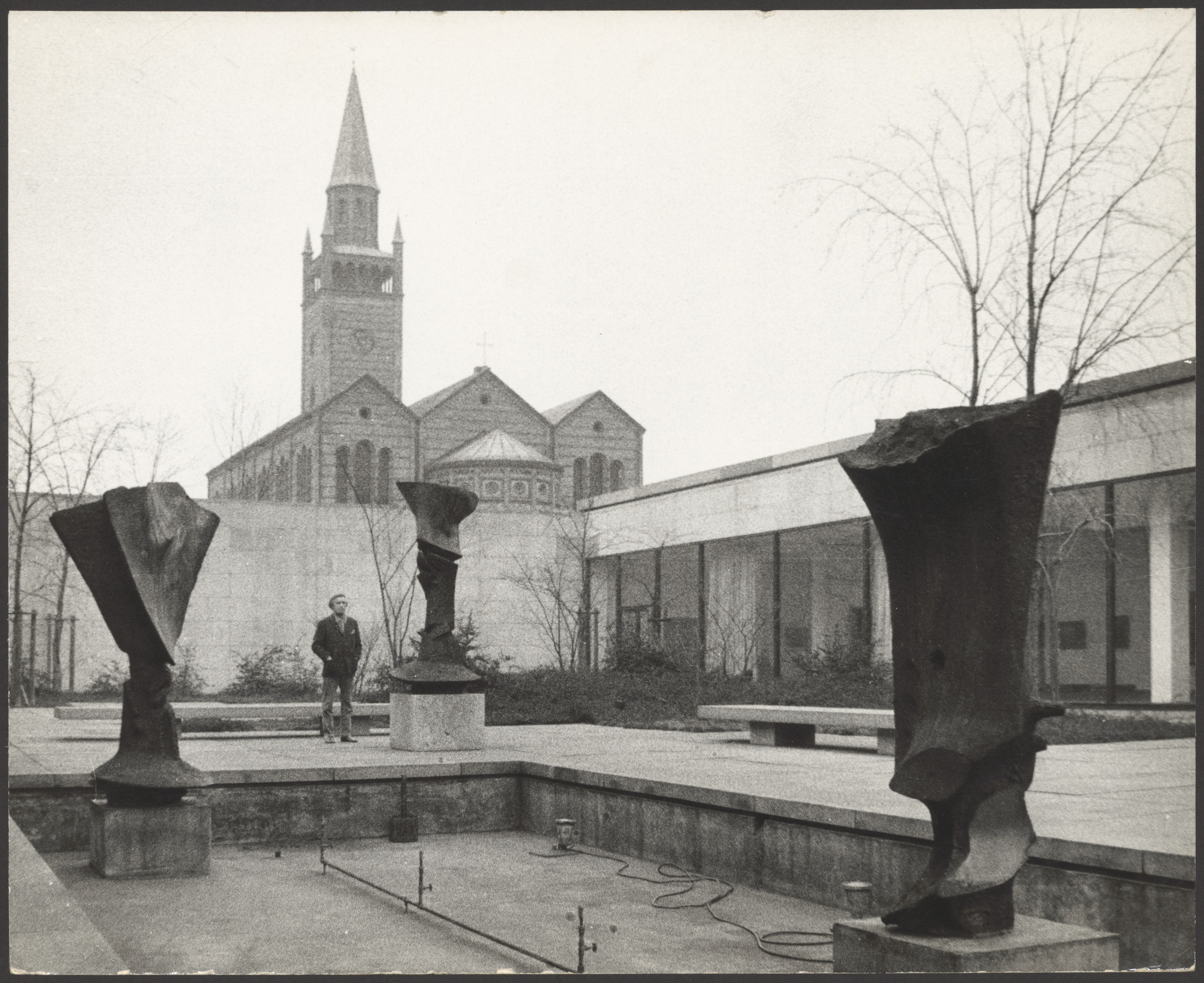 Bernhard Heiliger beim Aufbau der „Drei vertikalen Motive“ 1968 im Skulpturenhof der Neuen Nationalgalerie, Berlin (Bernhard-Heiliger-Stiftung CC BY-NC)