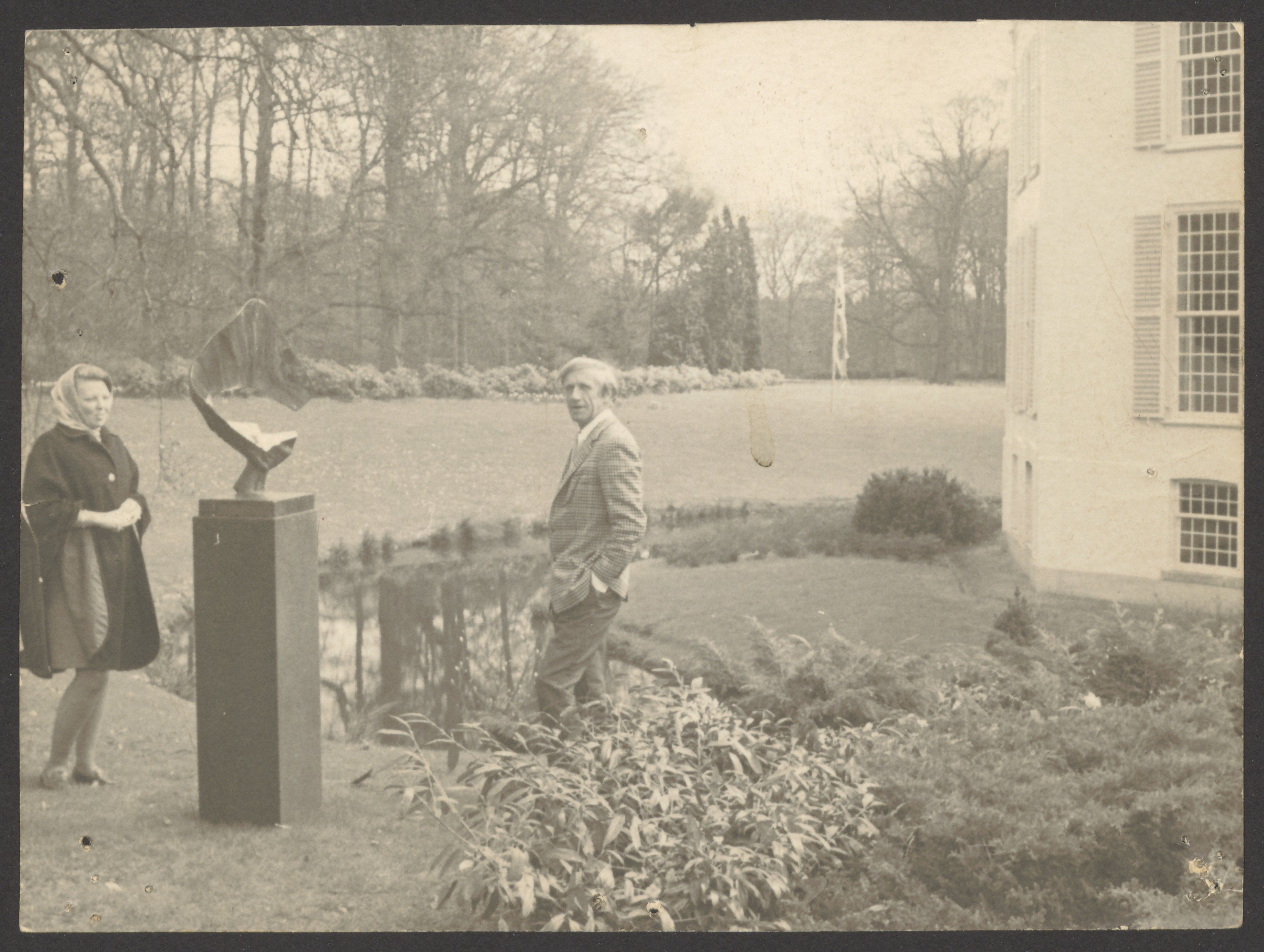 Fotografie von Bernhard Heiliger neben seiner Skulptur „Sonnenblatt I“ auf Schloß Drakensteyn bei Utrecht mit Ihrer Königlichen Hoheit Prinzessin Bea (Bernhard-Heiliger-Stiftung CC BY-NC)