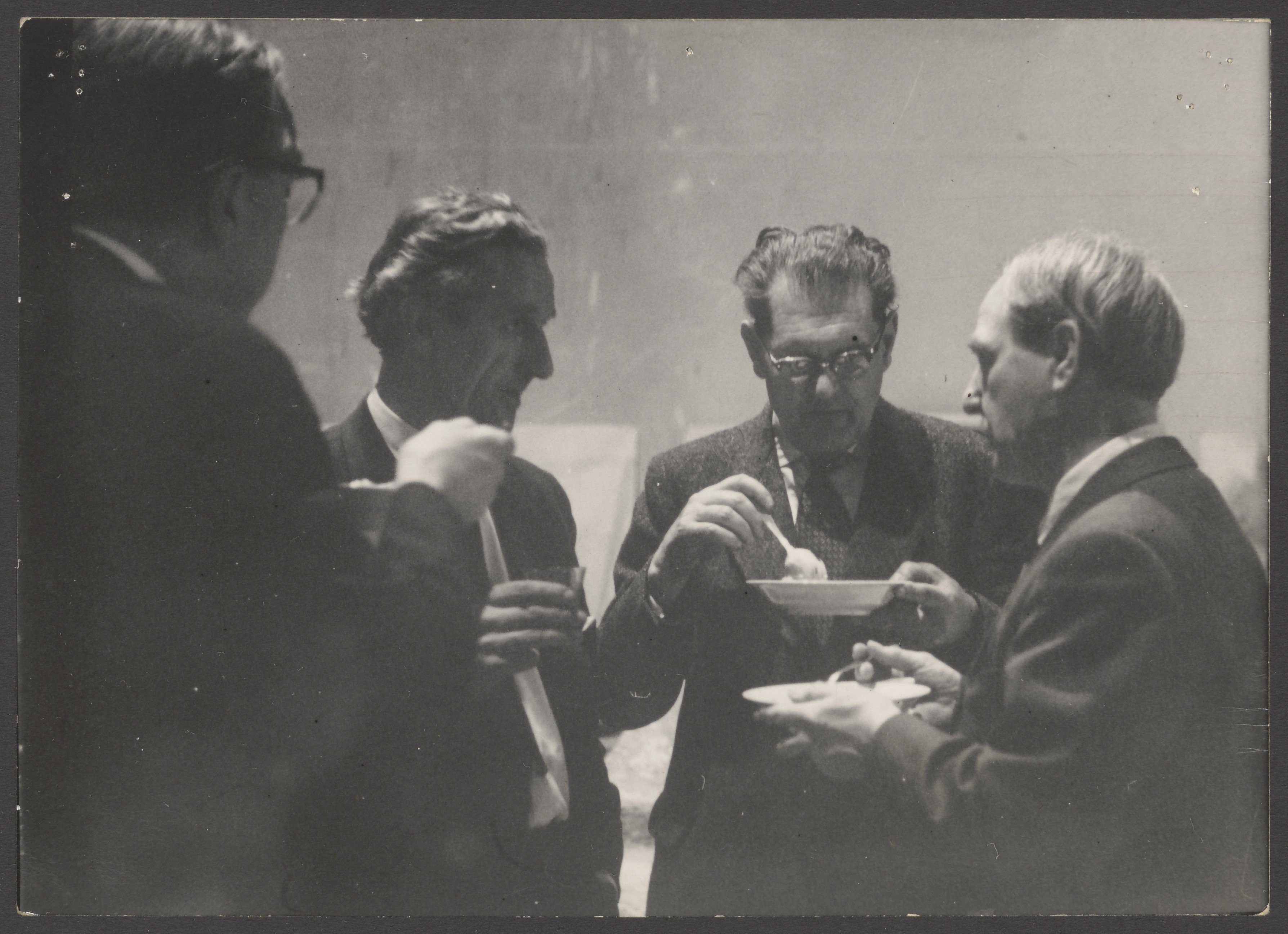 Fotodokumentation eines Empfangs im Atelier von Bernhard Heiliger mit Henry Moore, Kurt Martin und dem Londoner Galeristen Harry Fischer von Marlborou (Bernhard-Heiliger-Stiftung CC BY-NC)