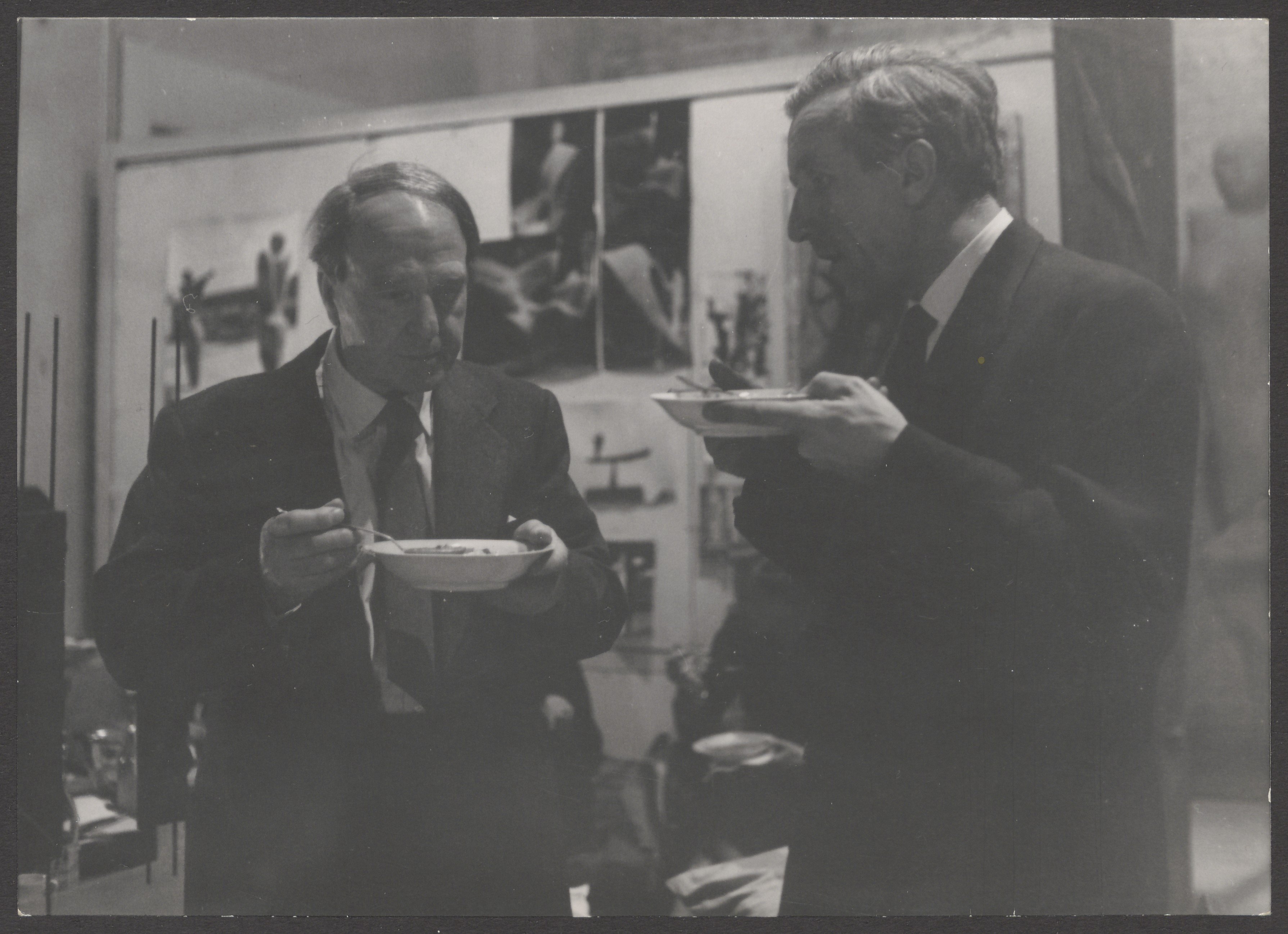 Bernhard Heiliger mit Henry Moore im Atelier (Bernhard-Heiliger-Stiftung CC BY-NC)