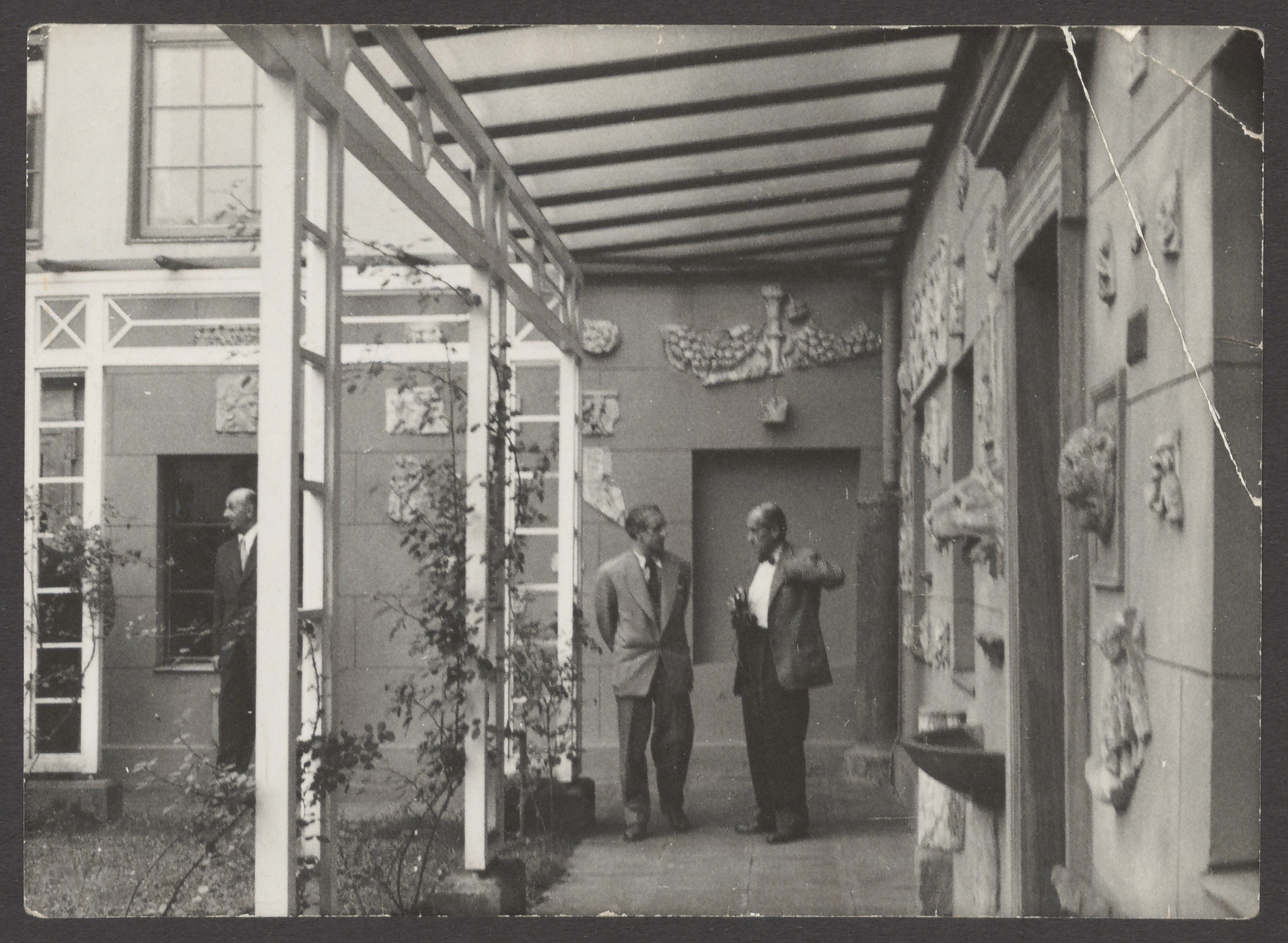 Fotoaufnahme von Bernhard Heiliger und Walter Gropius beim Besuch in Schloß Glienicke im Jahre 1958 (Bernhard-Heiliger-Stiftung CC BY-NC)