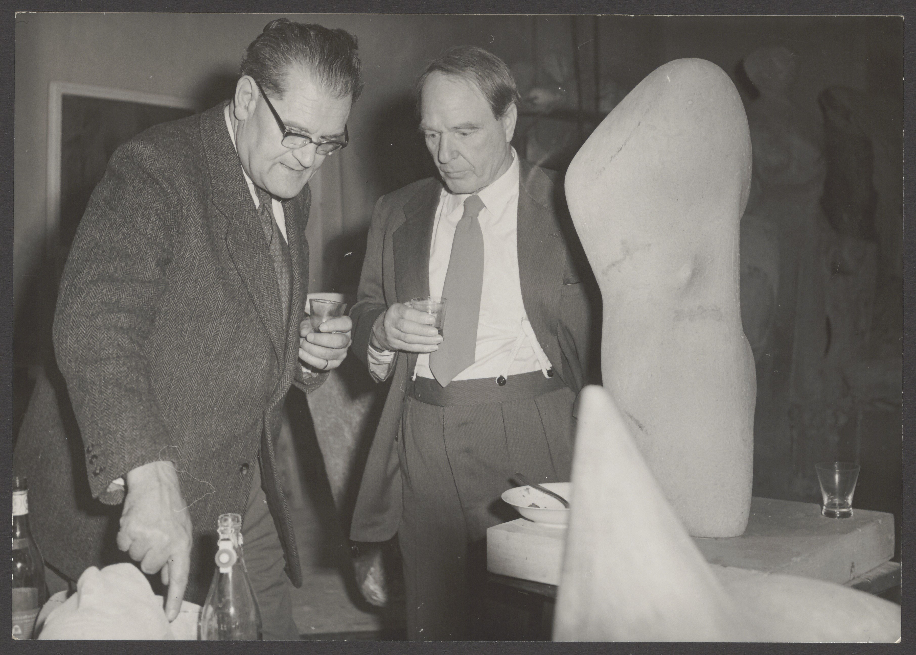 Fotoaufnahme von Kurt Martin und Henry Moore bei der Betrachtung von Bernhard Heiligers Arbeit (Bernhard-Heiliger-Stiftung CC BY-NC)