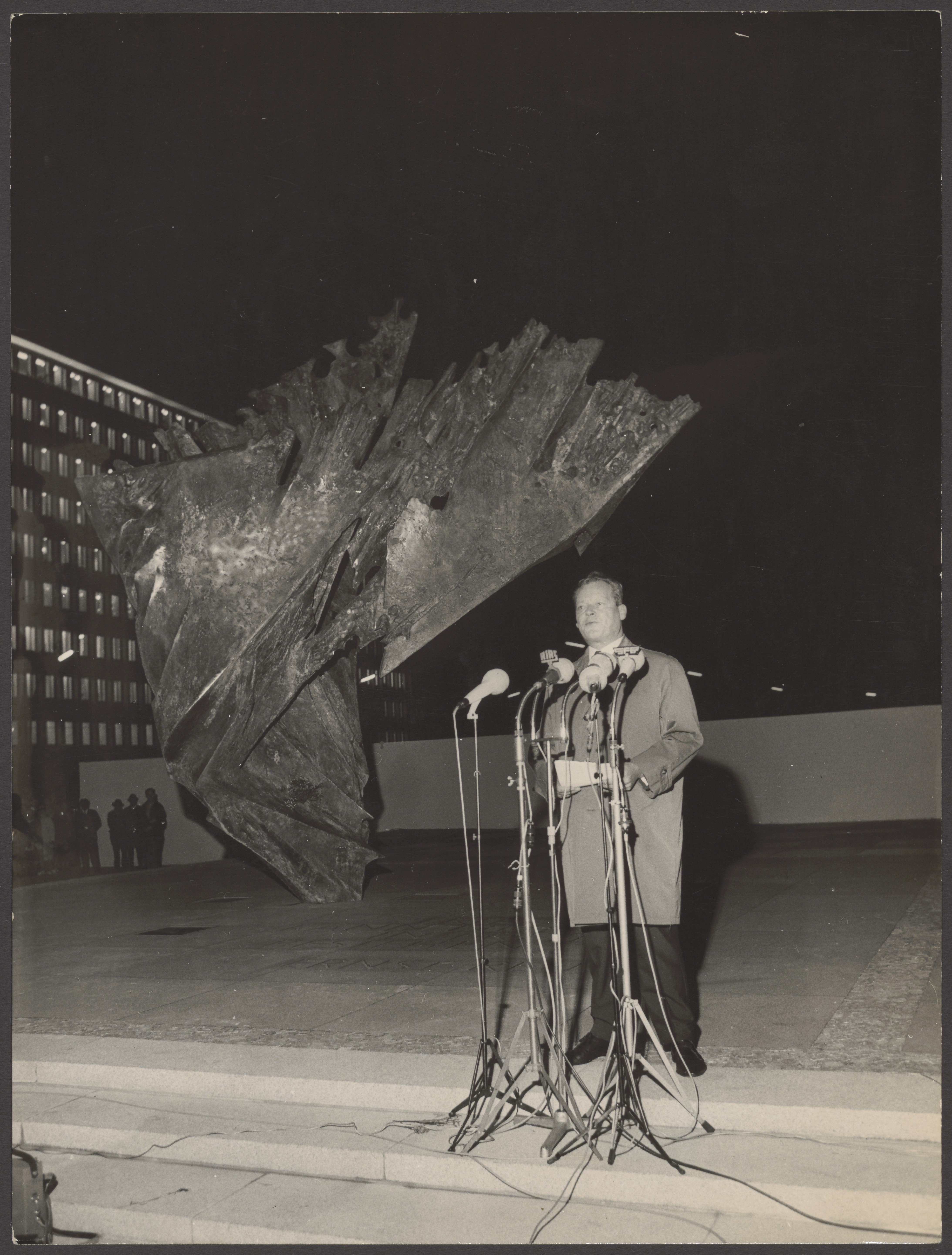 Willy Brandt übergibt der Stadt Berlin die „Flamme“ auf dem Ernst-Reuter-Platz, 1963 (Bernhard-Heiliger-Stiftung CC BY-NC)