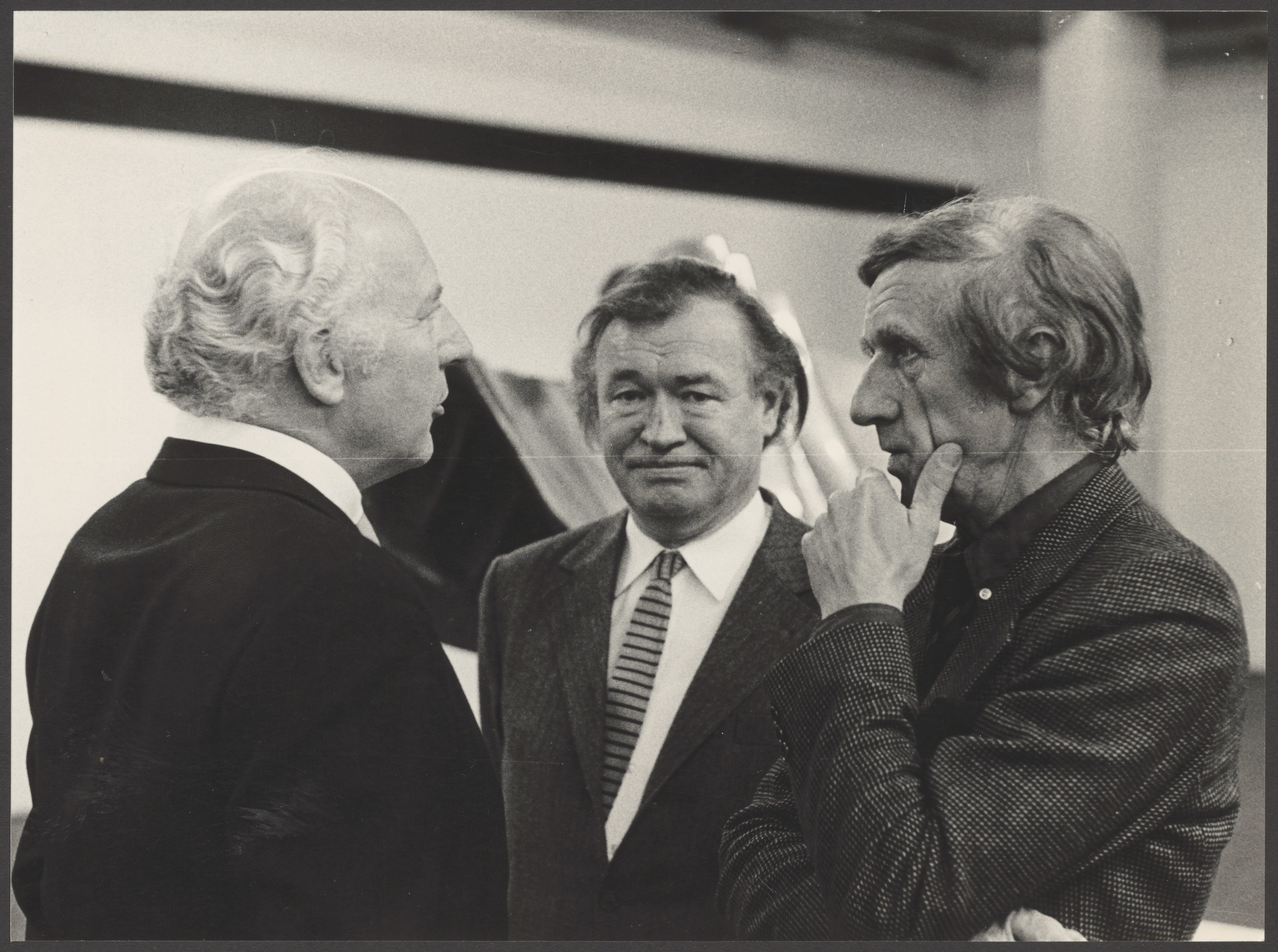 Fotodokumentation eines Zusammentreffens von Bernhard Heiliger, Walter Scheel und Werner Düttmann in der Akademie der Künste (Bernhard-Heiliger-Stiftung CC BY-NC)
