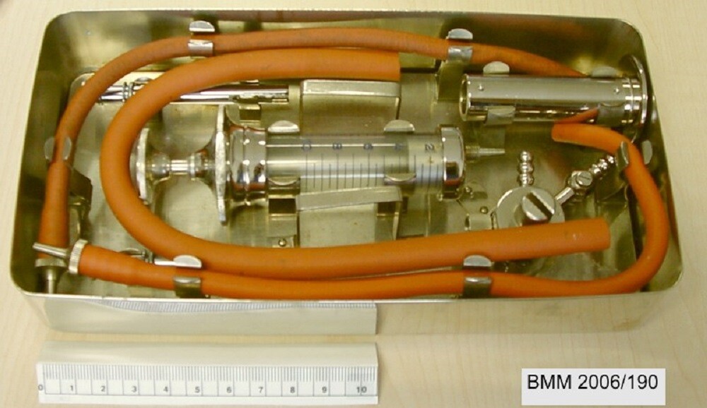 "Braun's Bluttransfusions-Apparat" (Berliner Medizinhistorisches Museum der Charité CC BY-NC-SA)
