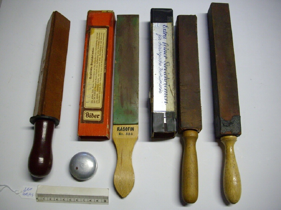 vier Streichriemen und Dose Schleifpaste (Berliner Medizinhistorisches Museum der Charité CC BY-NC-SA)