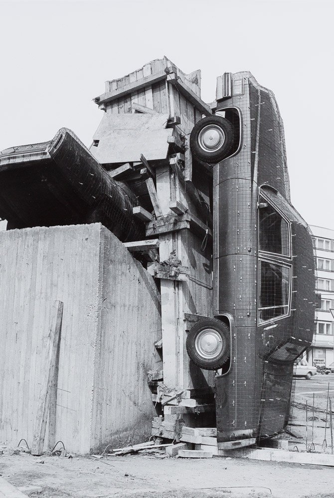 Hans W. Mende: Rathenauplatz, Zwei Beton-Cadillacs von Wolf Vostell , 1987 (© Hans Mende RR-F)