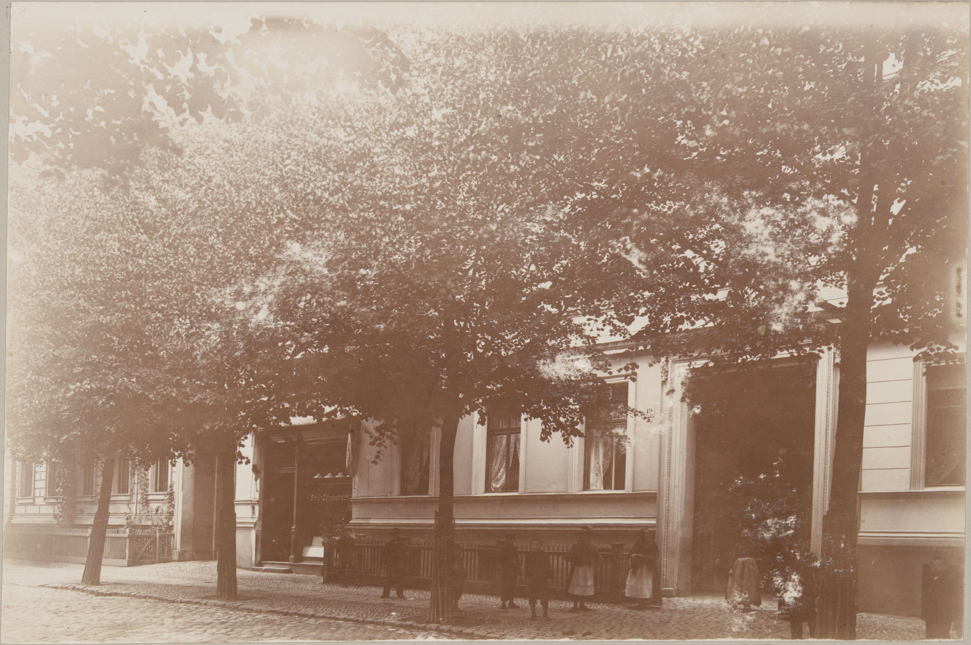 Straßenszene in Charlottenburg (Museum Charlottenburg-Wilmersdorf in der Villa Oppenheim Public Domain Mark)