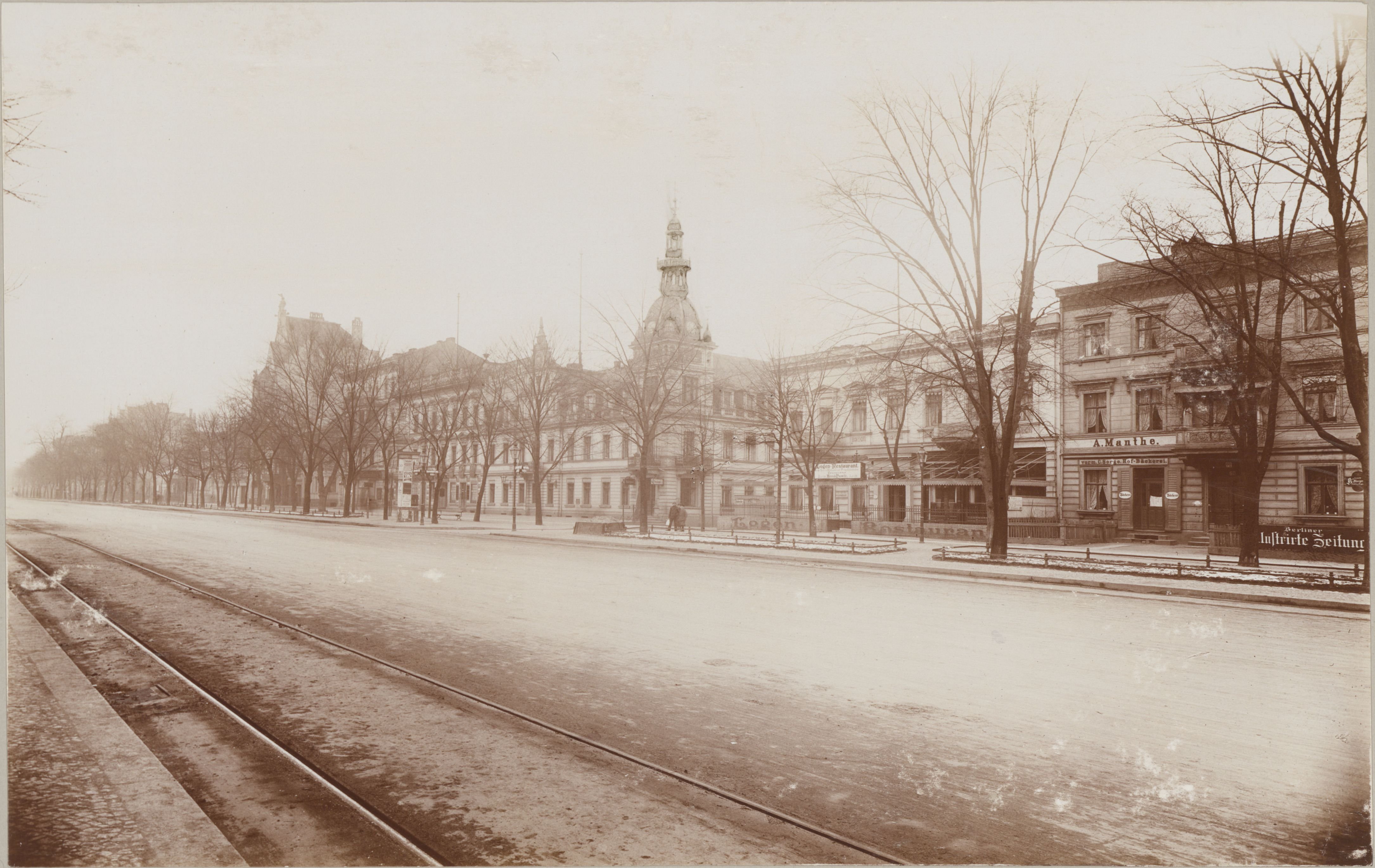 Berliner Straße (Otto-Suhr-Allee) mit ehem. Postamt Charlottenburg I (Museum Charlottenburg-Wilmersdorf in der Villa Oppenheim Public Domain Mark)