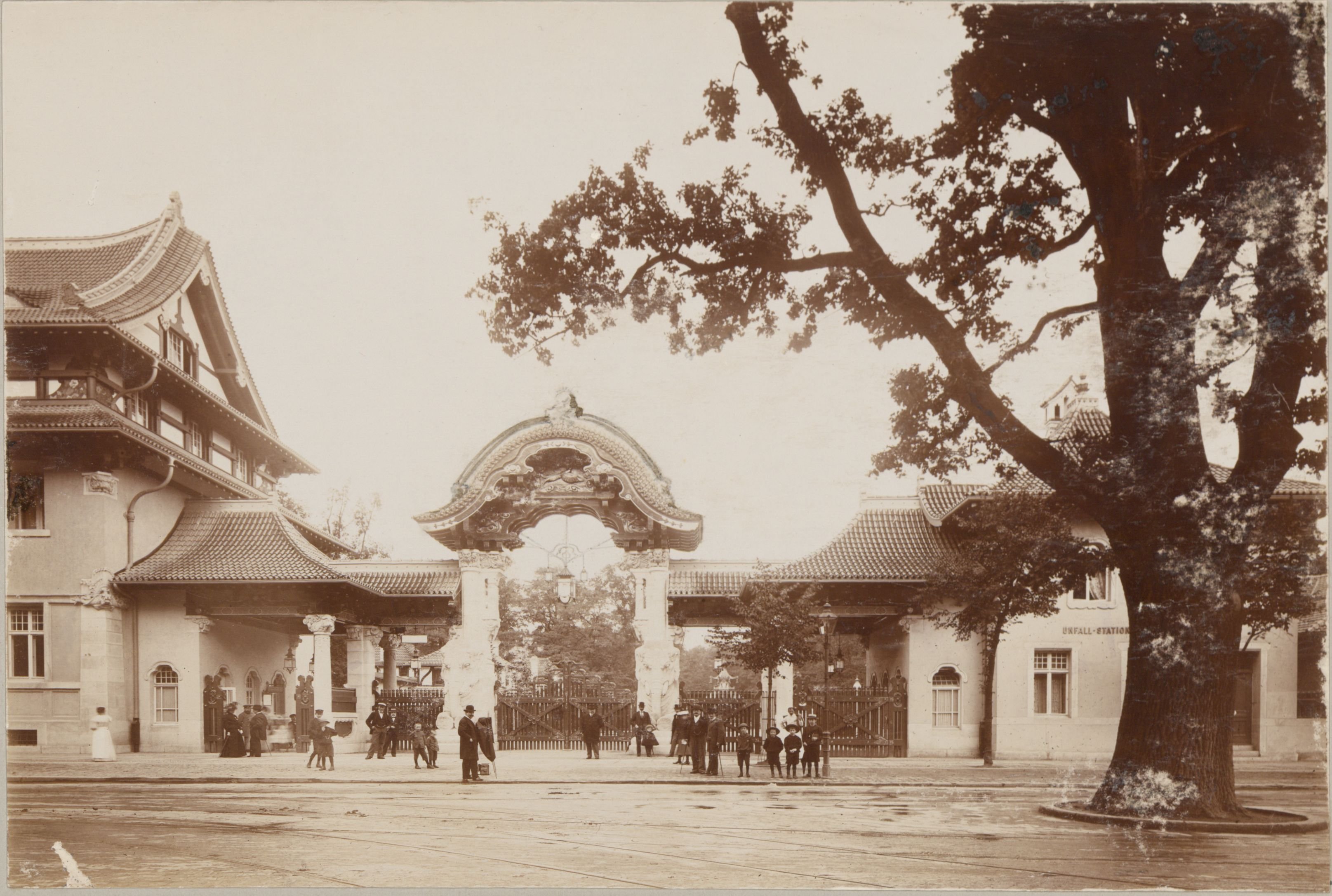 Zoologischer Garten, Elefantentor (Museum Charlottenburg-Wilmersdorf in der Villa Oppenheim Public Domain Mark)